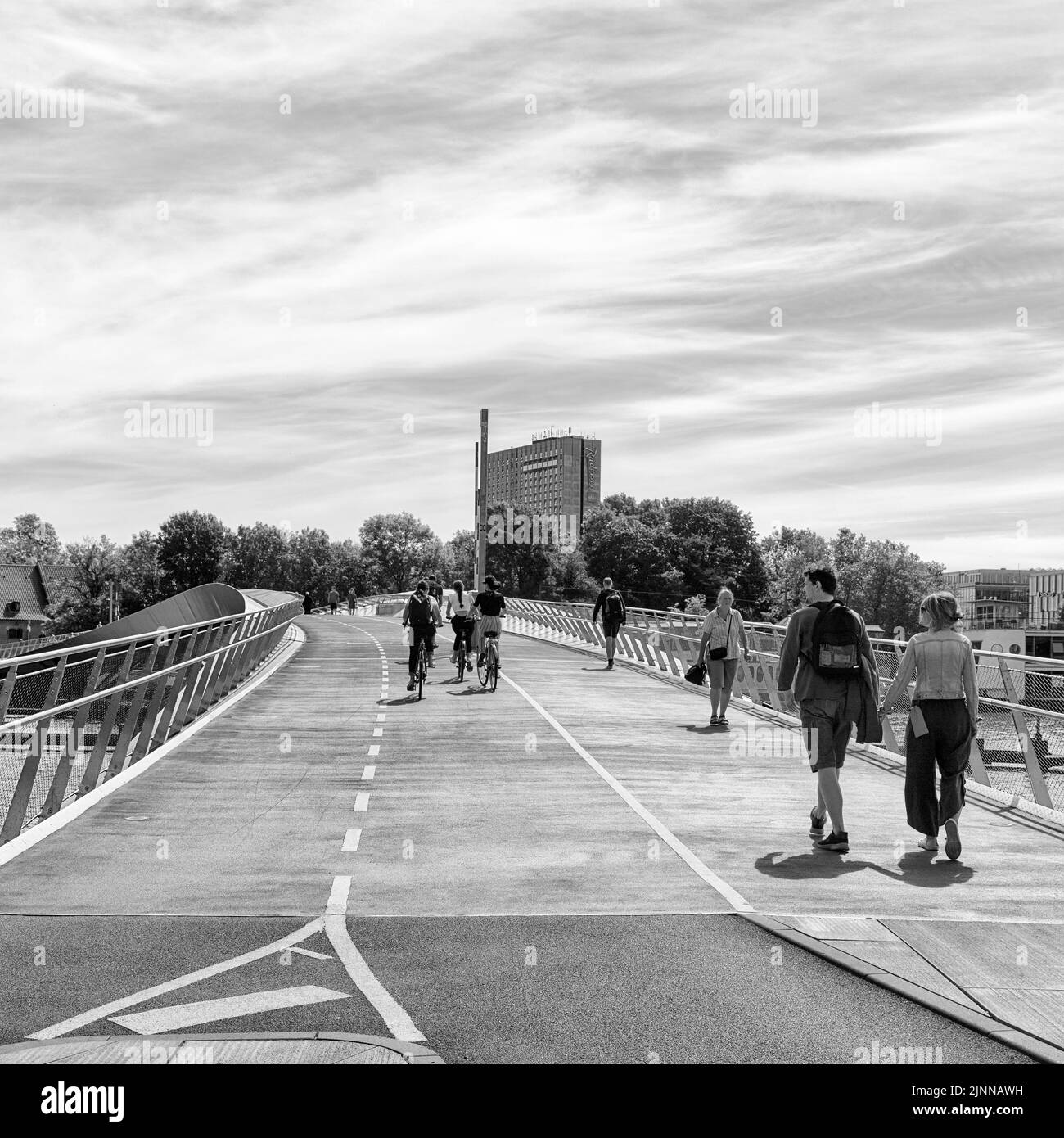 Fußgänger und Radfahrer auf Brücke über Binnenhafen, Lille Langebro Radbrücke, Verkehrssicherheit, moderne Mobilität, Architekten WilkinsonEyre und Stockfoto