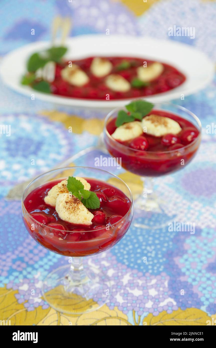 Schwäbische Küche, süße Grießknödel mit Kirschkompott, Dessert, Obst, vegetarisch, Dessert, Dessertgläser, Dessertschüsseln, typisch schwäbisch Stockfoto