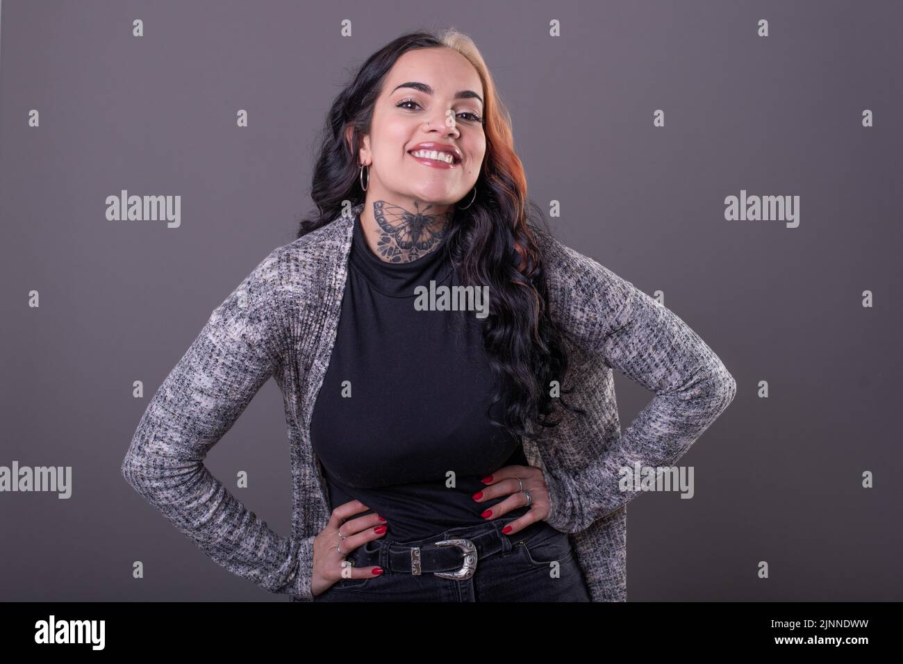 Schöne Frau posiert mit den Händen auf der Taille Stockfoto