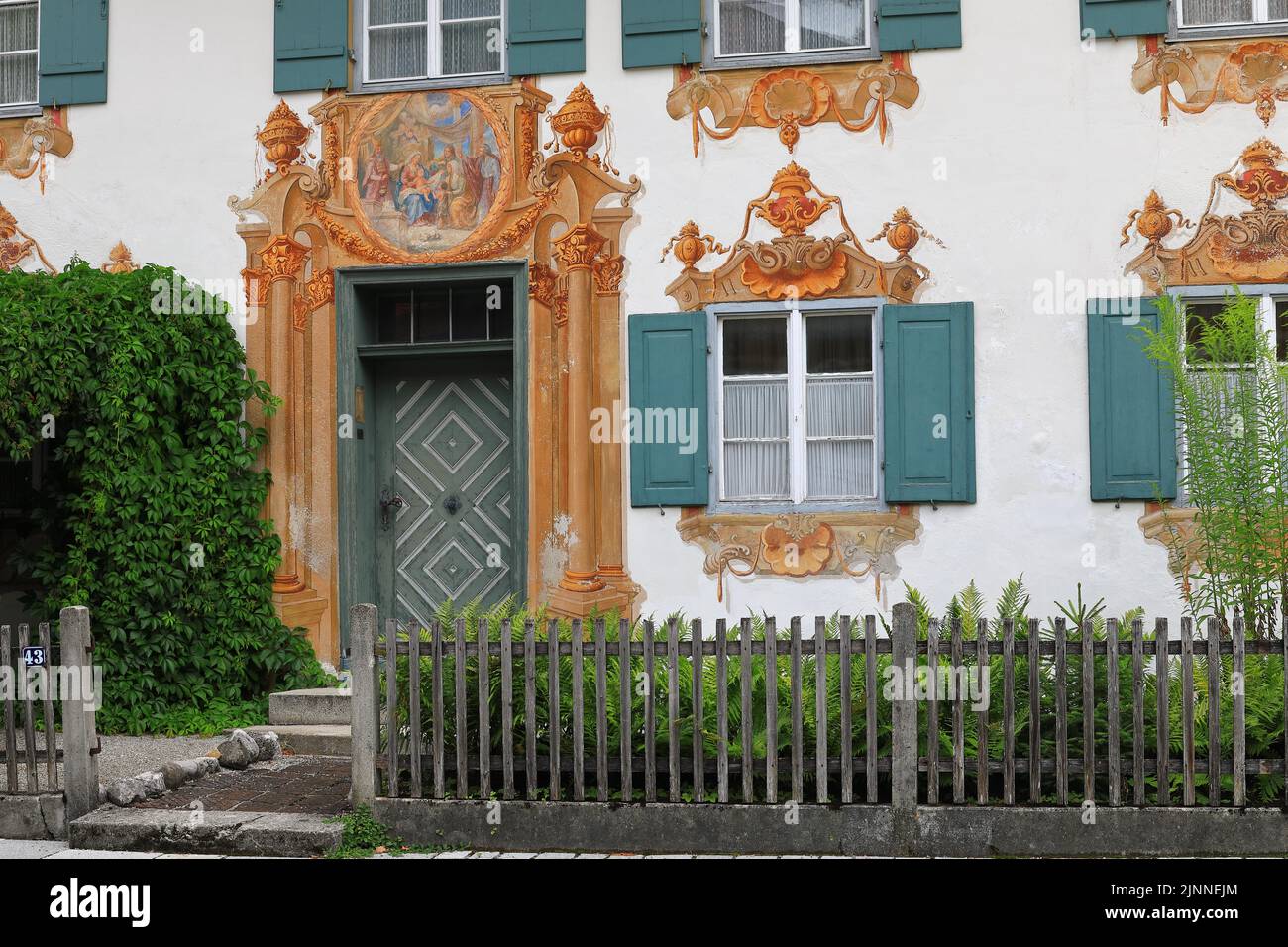 Wohnhaus, Lueftlmalerei, Rollläden, Garten, Gartenzaun, Oberammergau, Oberbayern, Bayern, Deutschland Stockfoto