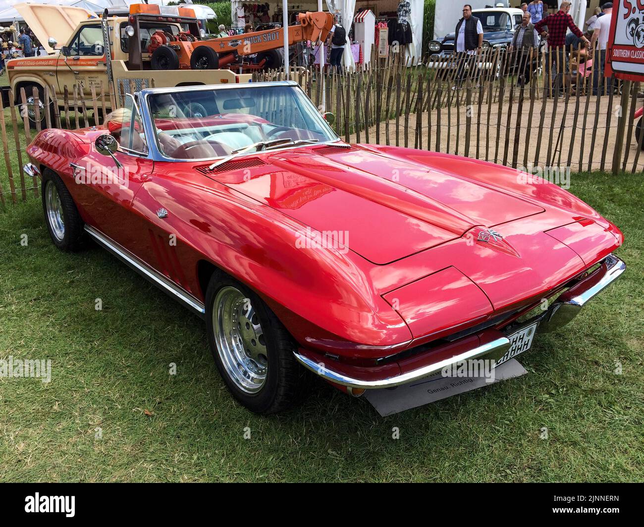 Klassischer historischer Sportwagen US-Muscle Car Chevrolet Corvette C2 Sting Ray Stingray aus dem Jahr 60s 1965, Classic Days, Schloss Dyck, Juetchen, North Stockfoto