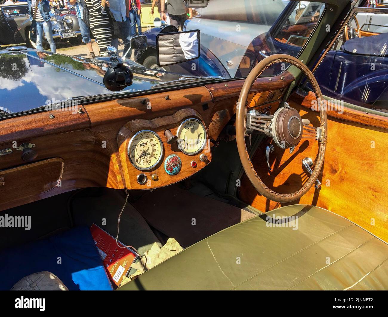 Blick auf das hölzerne Armaturenbrett mit klassischen analogen Rundinstrumenten des historischen Sportwagen-Cabriolets Triumph Roadster 2000 aus dem Jahr 40s 1949, Classic Stockfoto