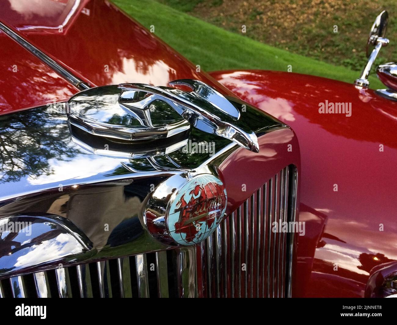 Kühlerfigur und klassisches Logo mit Weltkarte und Schriftzug Triumph des historischen Klassikers Triumph 1800 Roadster, Classic Days, Schloss Stockfoto