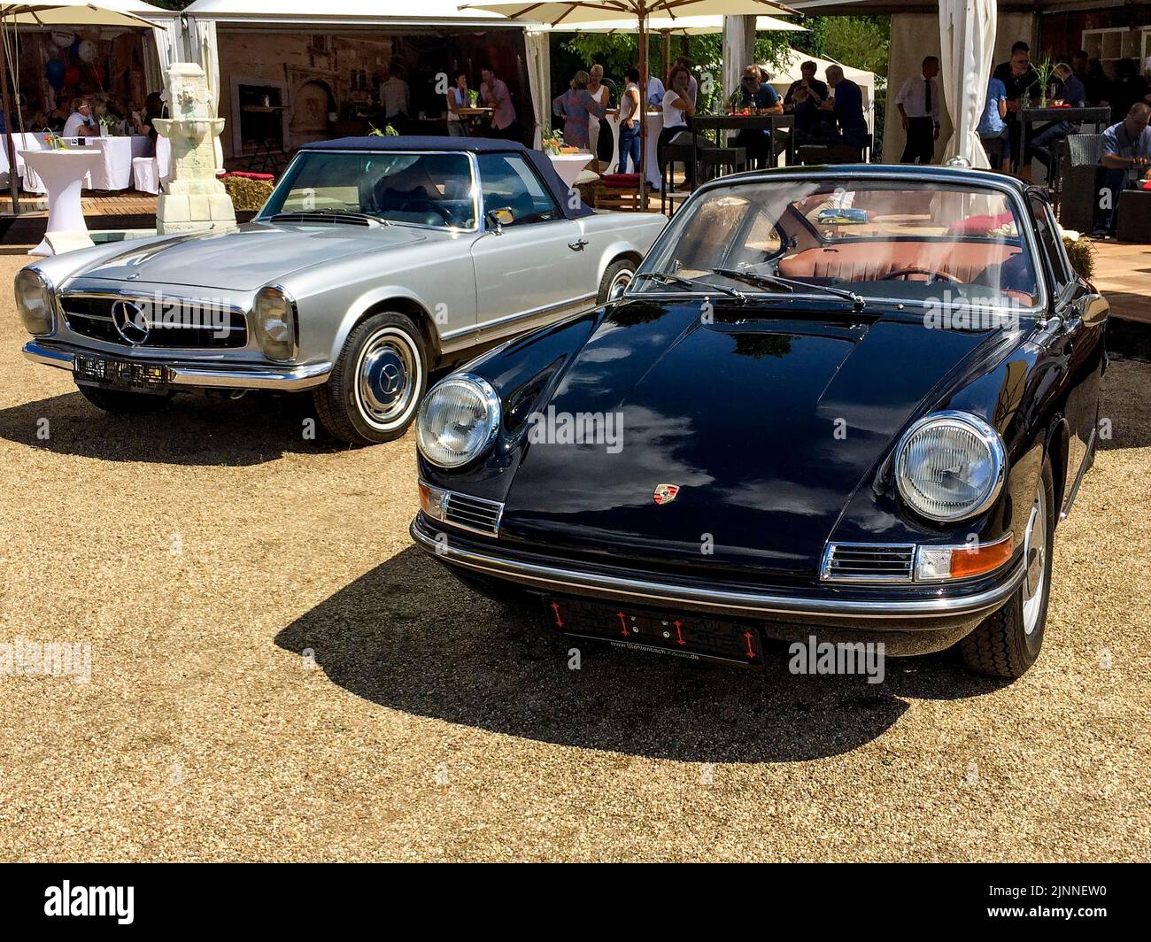 Vorne Sportwagen Porsche 911 Urelfer aus dem Jahr 60s, dahinter historischer Sportwagen Mercedes SL, Classic Days, Schloss Dyck, Juetchen, Nord Stockfoto