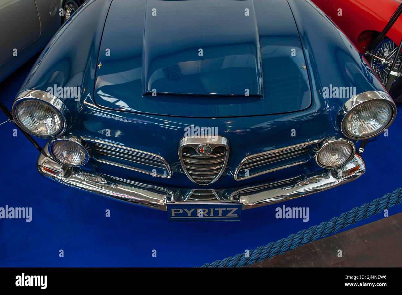 Vorderseite des klassischen Alfa Romeo 2600 Spider mit Kühlergrill Scudetto und Lufthupe-Hut auf der Motorhaube, zwei Paar runde Scheinwerfer, Messe Techno Stockfoto