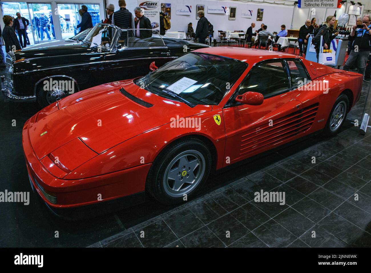 Sportwagen Ferrari Testarossa vom 80s, Techno Classica Messe, Essen, Nordrhein-Westfalen, Deutschland Stockfoto