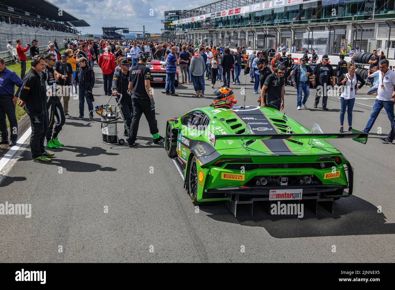 Motorsport-Fans Publikum des Rennsports Veranstaltung inspiziert Rennwagen Lamborghini Huracan GT3 auf Start-Ziel gerade Gridlane der Rennstrecke vor Stockfoto