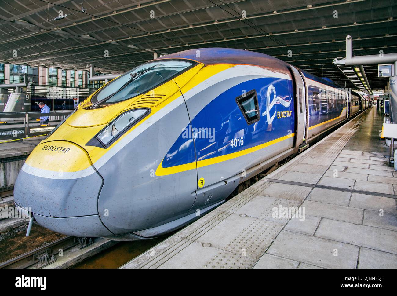 Eurostar-Expresszug, der durch den Ärmelkanal am Bahnhof St Pancras, London, Großbritannien, fährt Stockfoto