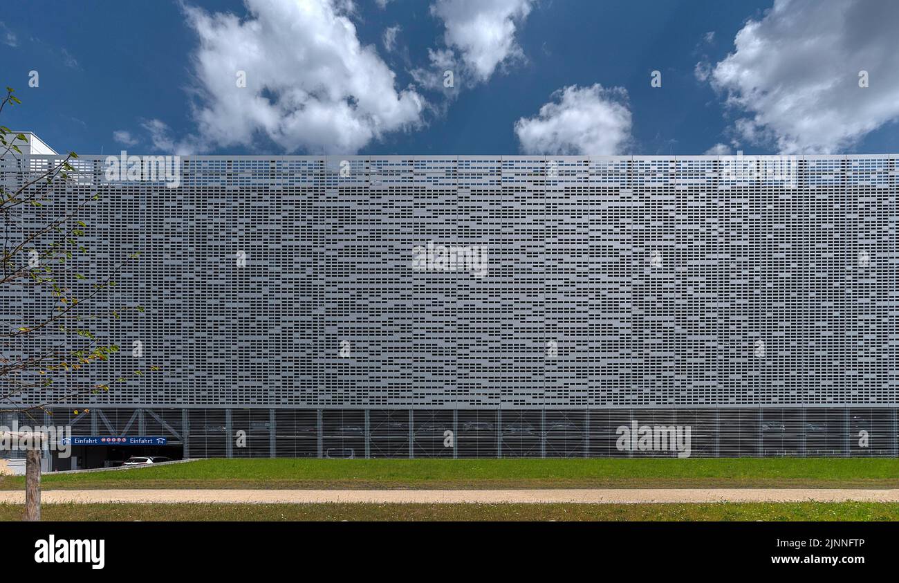 Moderne Fassade eines mehrstöckigen Parkhauses, Detailansicht, Nürnberg, Bayern, Deutschland Stockfoto