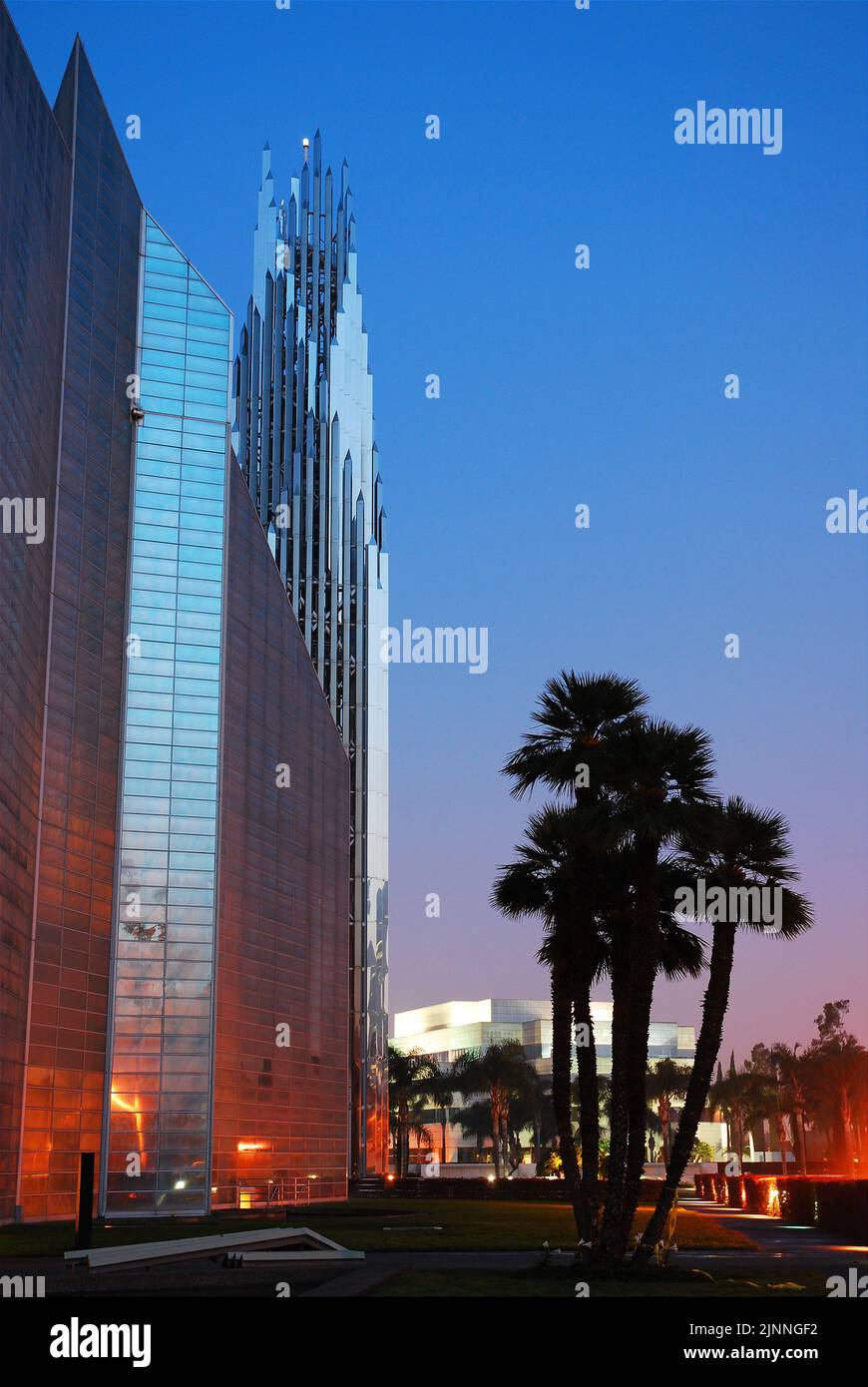 Die Kristallkathedrale, einst die Heimat eines Fernsehpredigers, wurde von der Erzdiözese Orange gekauft und ist eine katholische Kirche Stockfoto