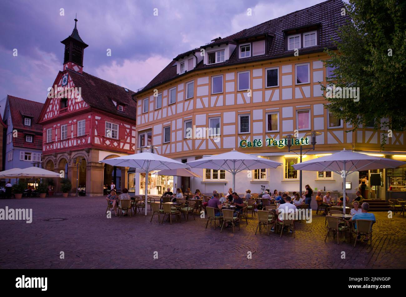 Restaurants vor historischem Rathaus, Marktplatz, Abendstimmung, Waiblingen, Baden-Württemberg, Deutschland Stockfoto