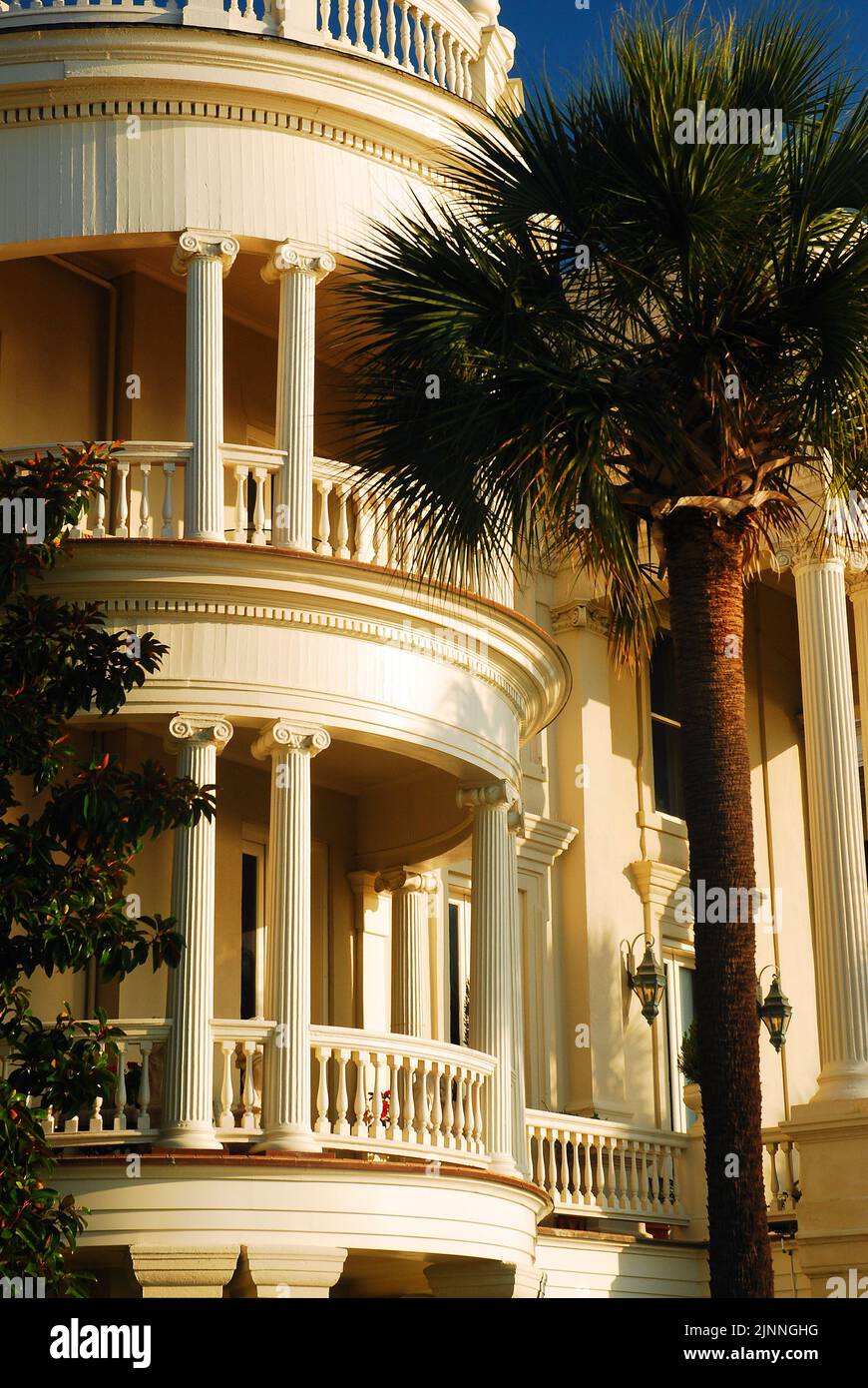 Ein geschwungener Balkon ziert ein luxuriöses Antebellum Herrenhaus in der East Battery Street, am Wasser in Charleston, South Carolina Stockfoto