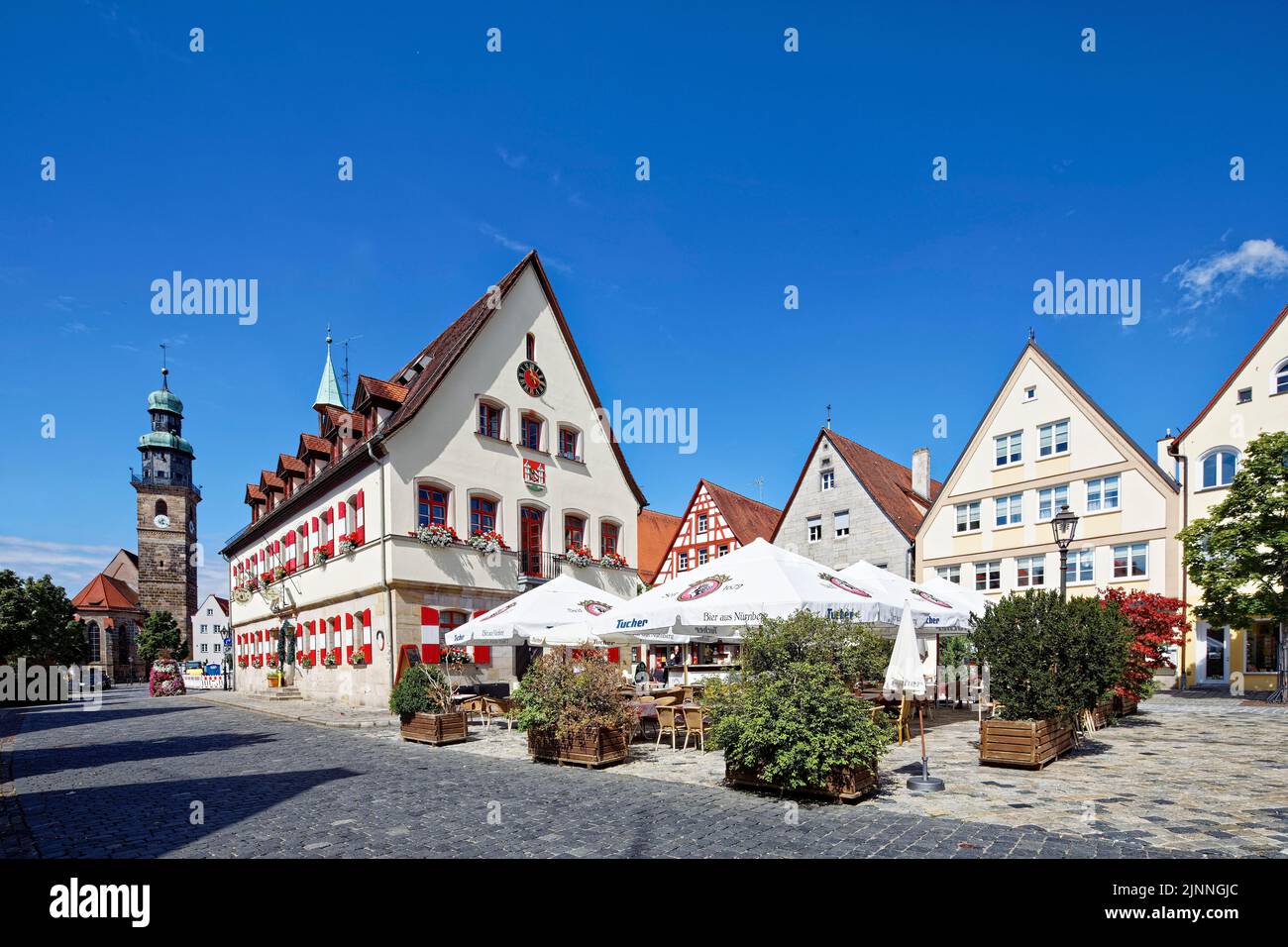 Altes Rathaus jetzt Restaurant, Rathausplatz, Sonnenschutz Kirchturm, Glockenturm, Turmuhr, Johanniskirche, rechts Nürnberger Tor Stockfoto