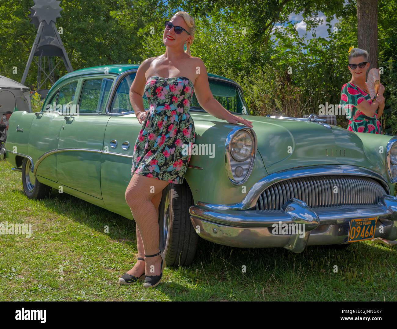 Amerikanischer Vintage Buick mit zwei Frauen Stockfoto
