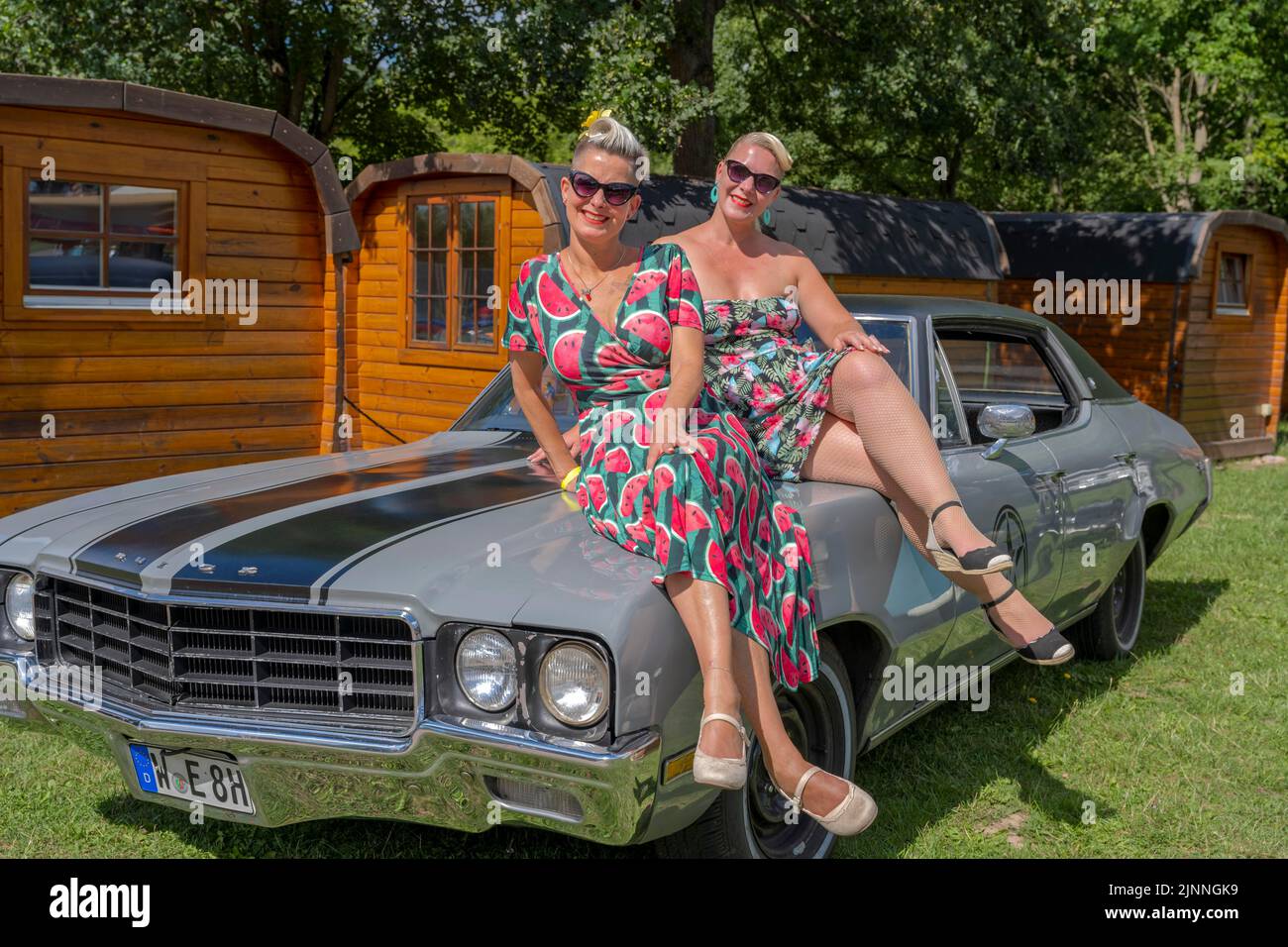 Amerikanischer Vintage Buick mit zwei Frauen Stockfoto