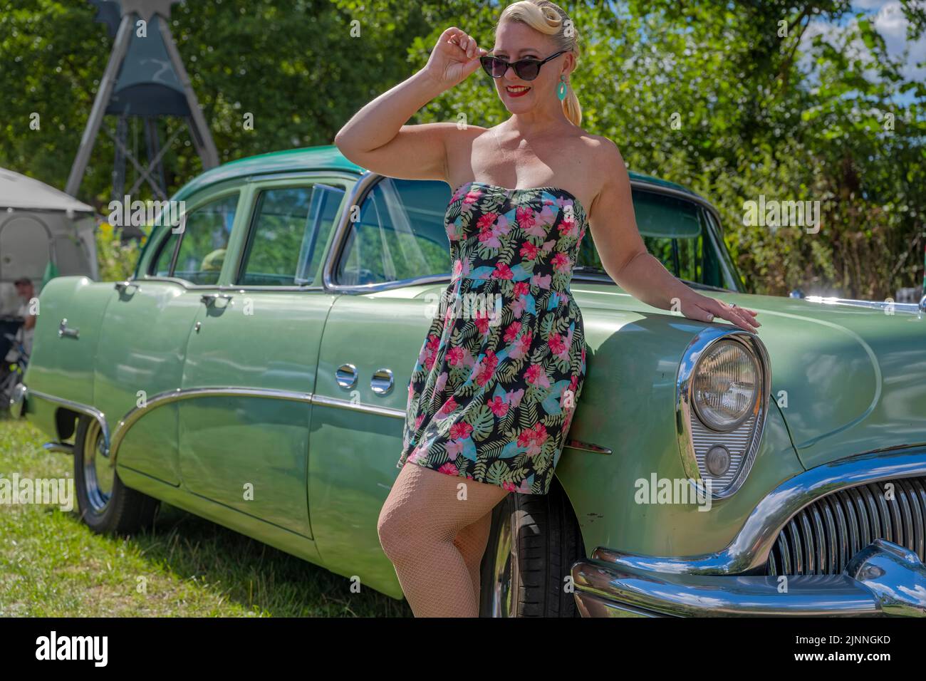 Amerikanischer Vintage Buick mit einer Frau Stockfoto
