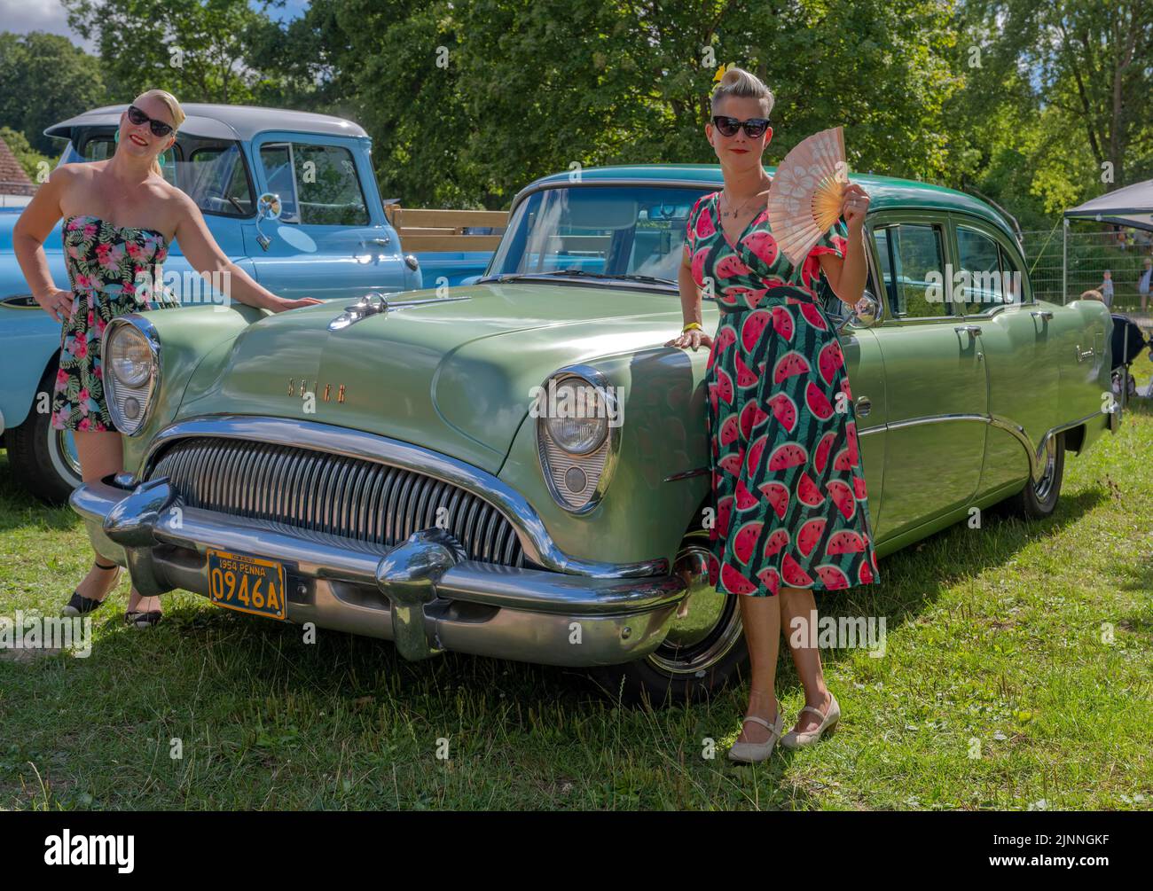 Amerikanischer Vintage Buick mit zwei Frauen Stockfoto