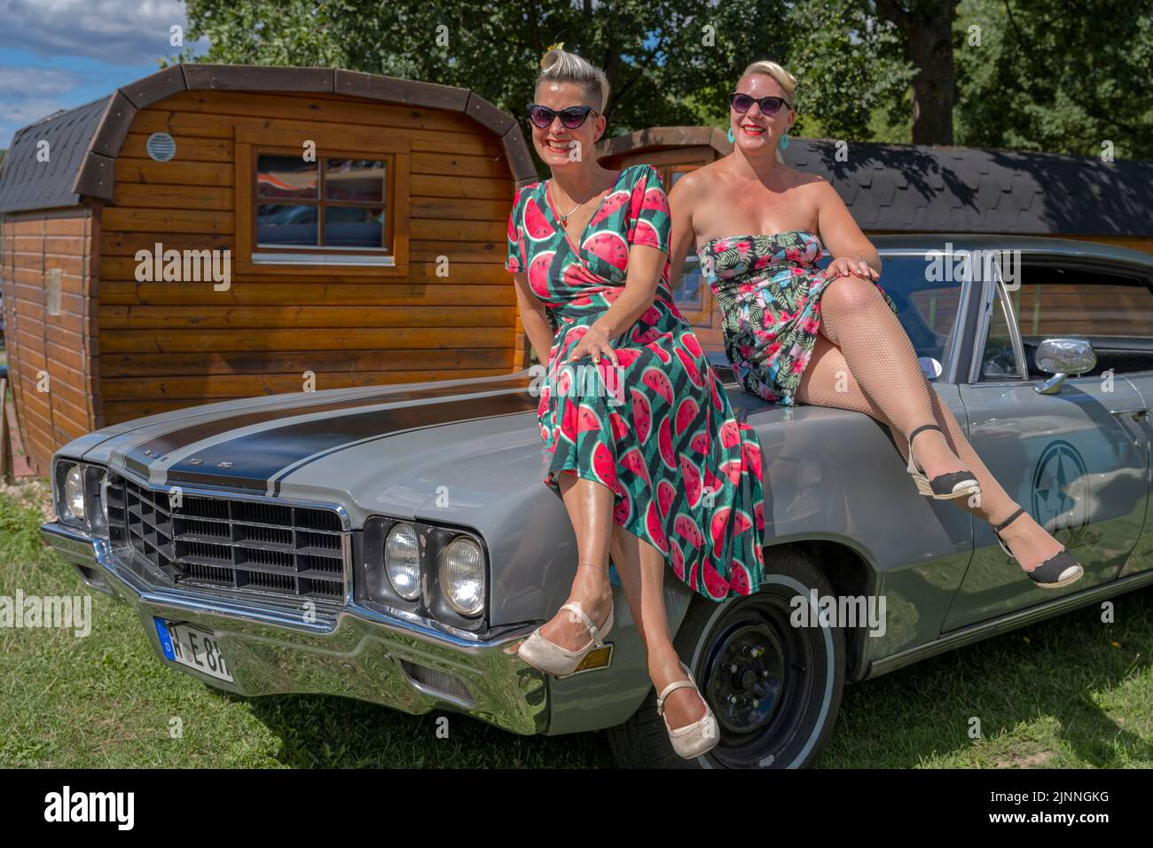 Amerikanischer Vintage Buick mit zwei Frauen Stockfoto