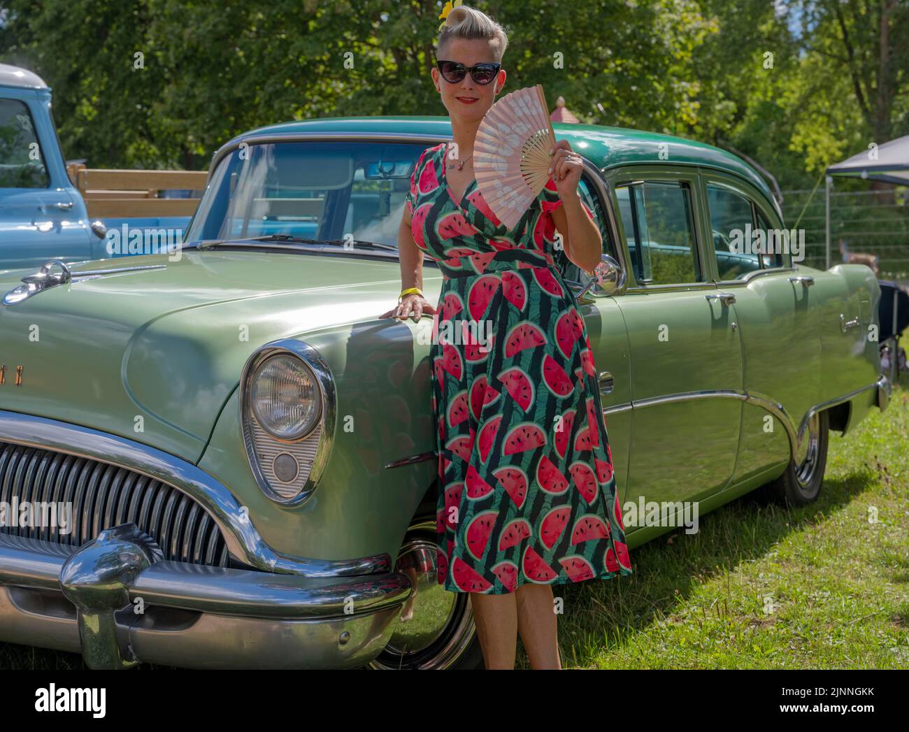 Amerikanischer Vintage Buick mit einer Frau Stockfoto