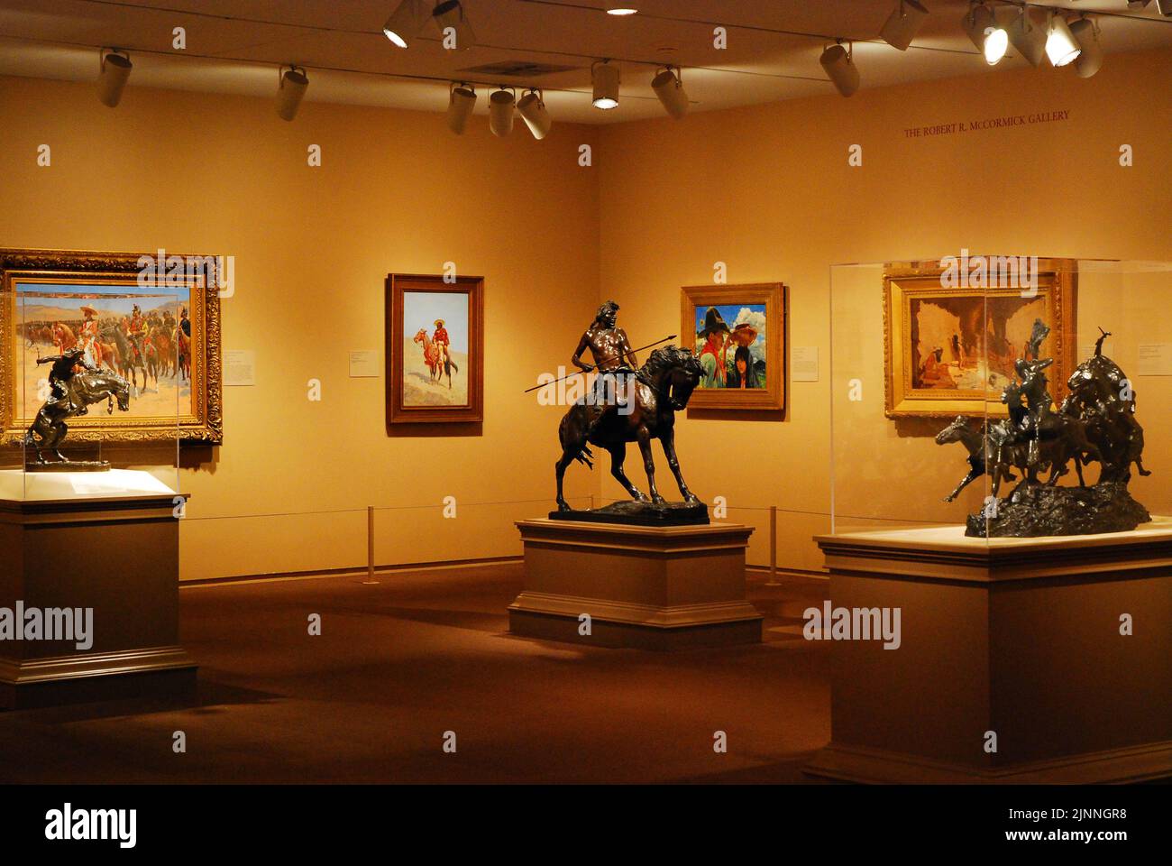 Westliche Themen wie Cowboys, Pferde, Indianer und Old West heben den amerikanischen Flügel des Art Institute of America hervor Stockfoto