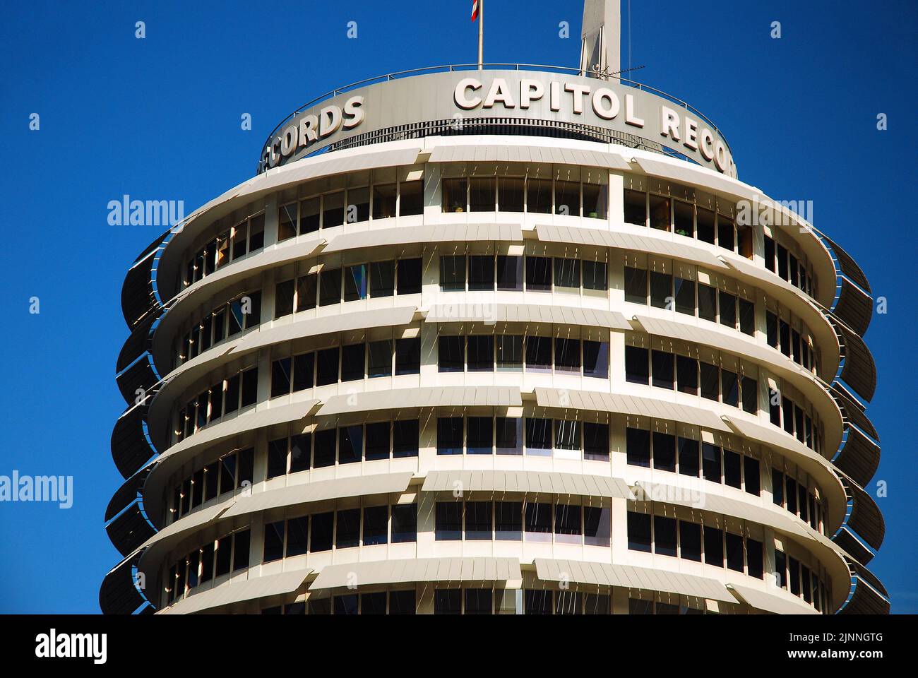 Das Capitol Records Gebäude, ein Wahrzeichen in Los Angeles, wurde gebaut, um einem Stapel von Platten auf einem Plattenspieler zu ähneln Stockfoto