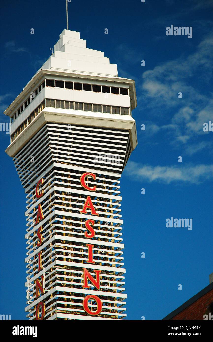 Ein hoher Turm ist der Ort eines Casinos im Herzen von Niagara Falls, Ontario, Kanada Stockfoto