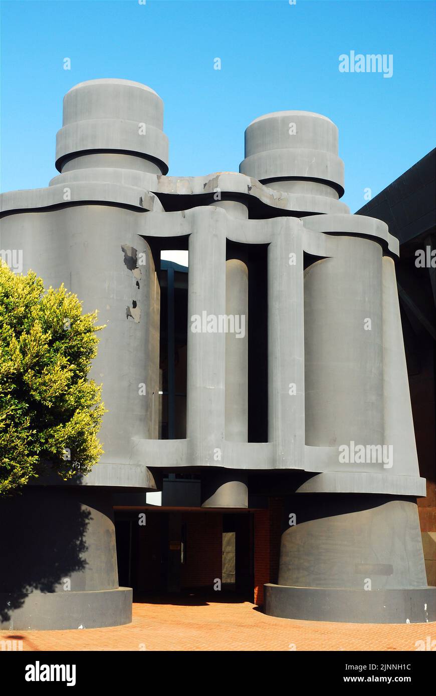 Eine große Skulptur aus Ferngläsern steht vor dem Chiat Day Building in Venedig, in der Nähe von Los Angeles, und wurde von Frank Gehry entworfen Stockfoto