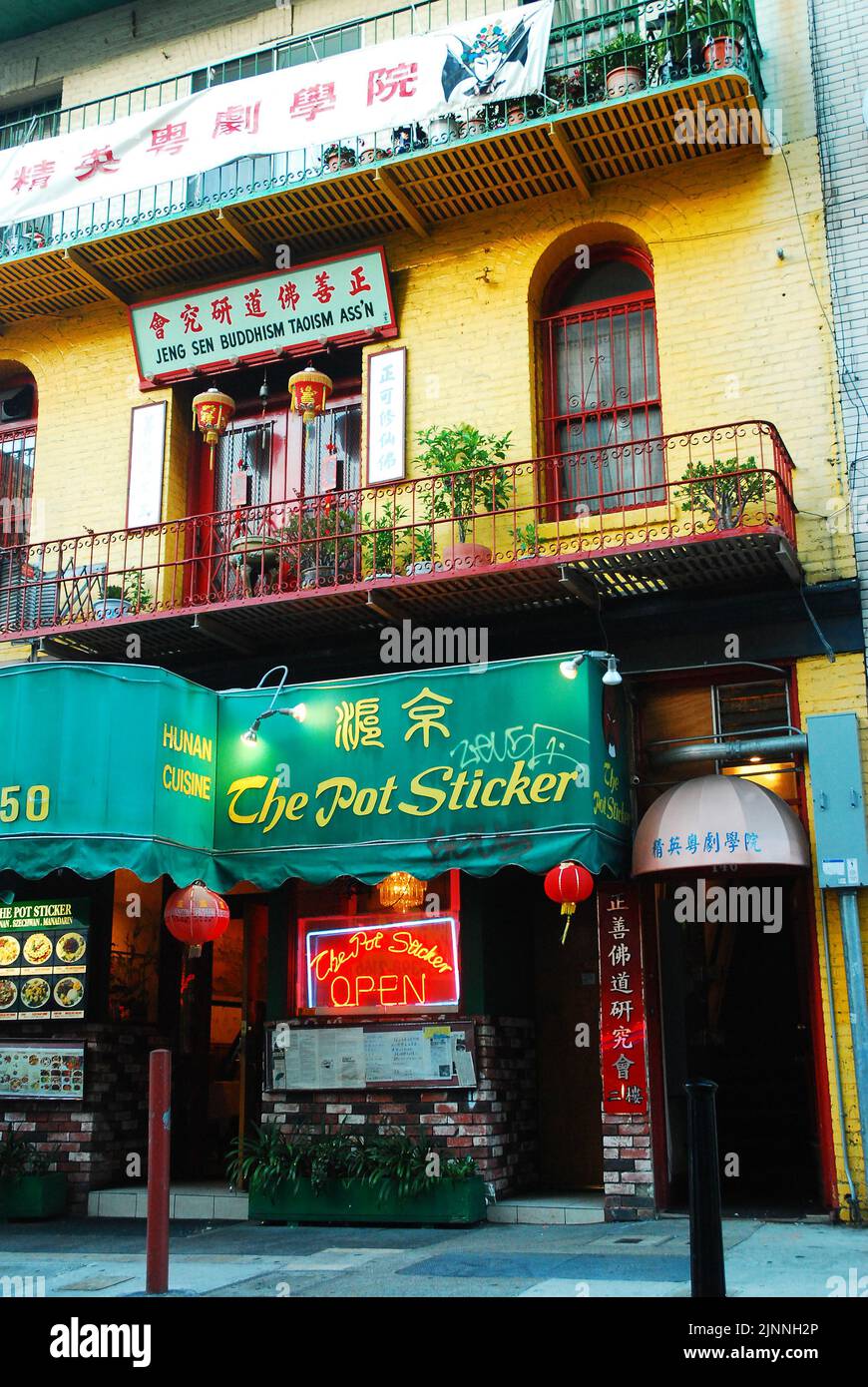 Eine buddhistische taoistische religiöse Organisation wird auf dem Stockwerk über einem chinesischen Restaurant in Chinatown, San Francisco, gegründet Stockfoto