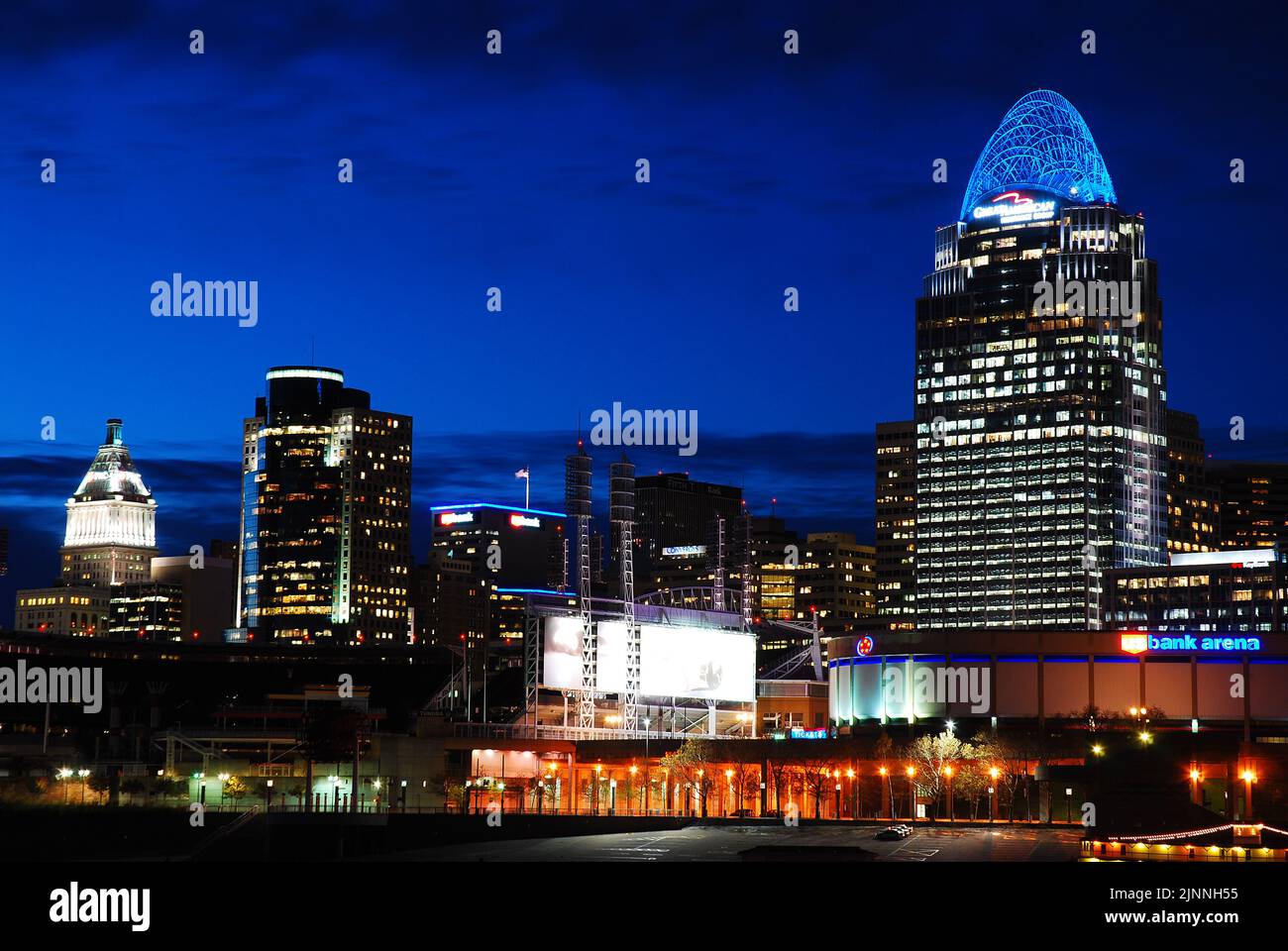 Die Skyline von Cincinnati, dominiert vom Great American Insurance Building, steht am Ufer des Ohio River. Stockfoto