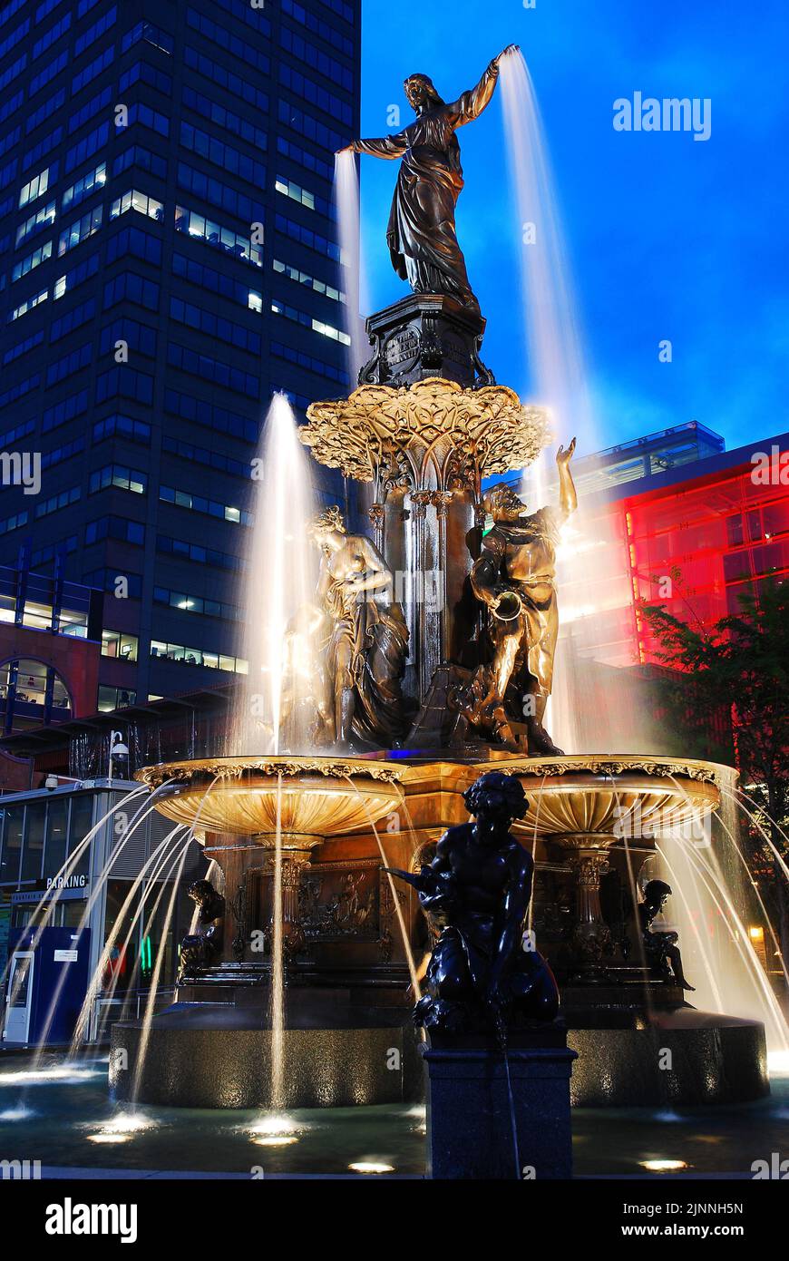 Wasser sprudelt aus den Skulpturenhänden des Tyler Davidson Fountain in Fountain Square, in der Nähe der Innenstadt von Cincinnati, Ohio Stockfoto