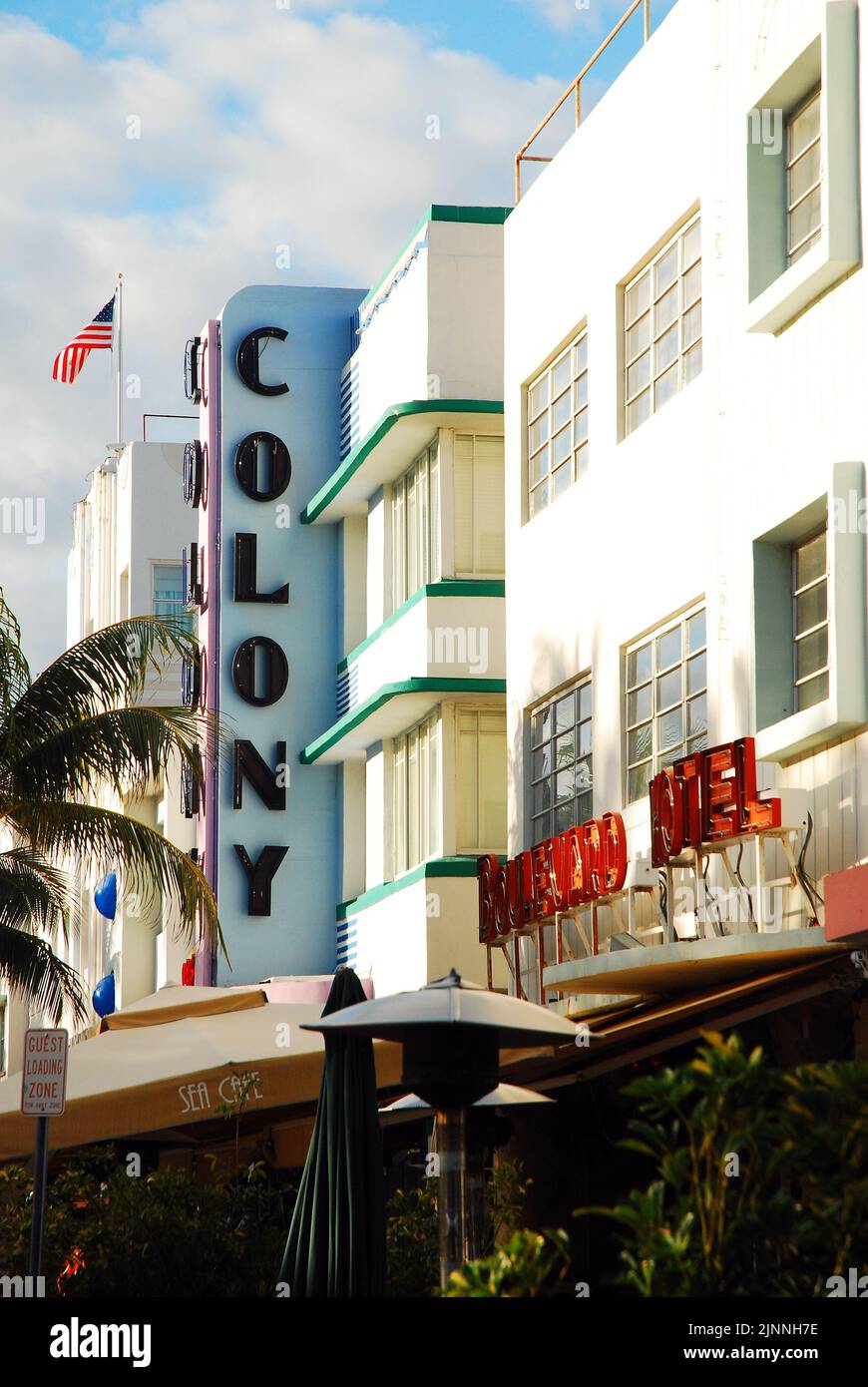 Die Colony und Boulevard Hotels sind Wahrzeichen in Miamis historischem Viertel Art Deco South Beach. Stockfoto