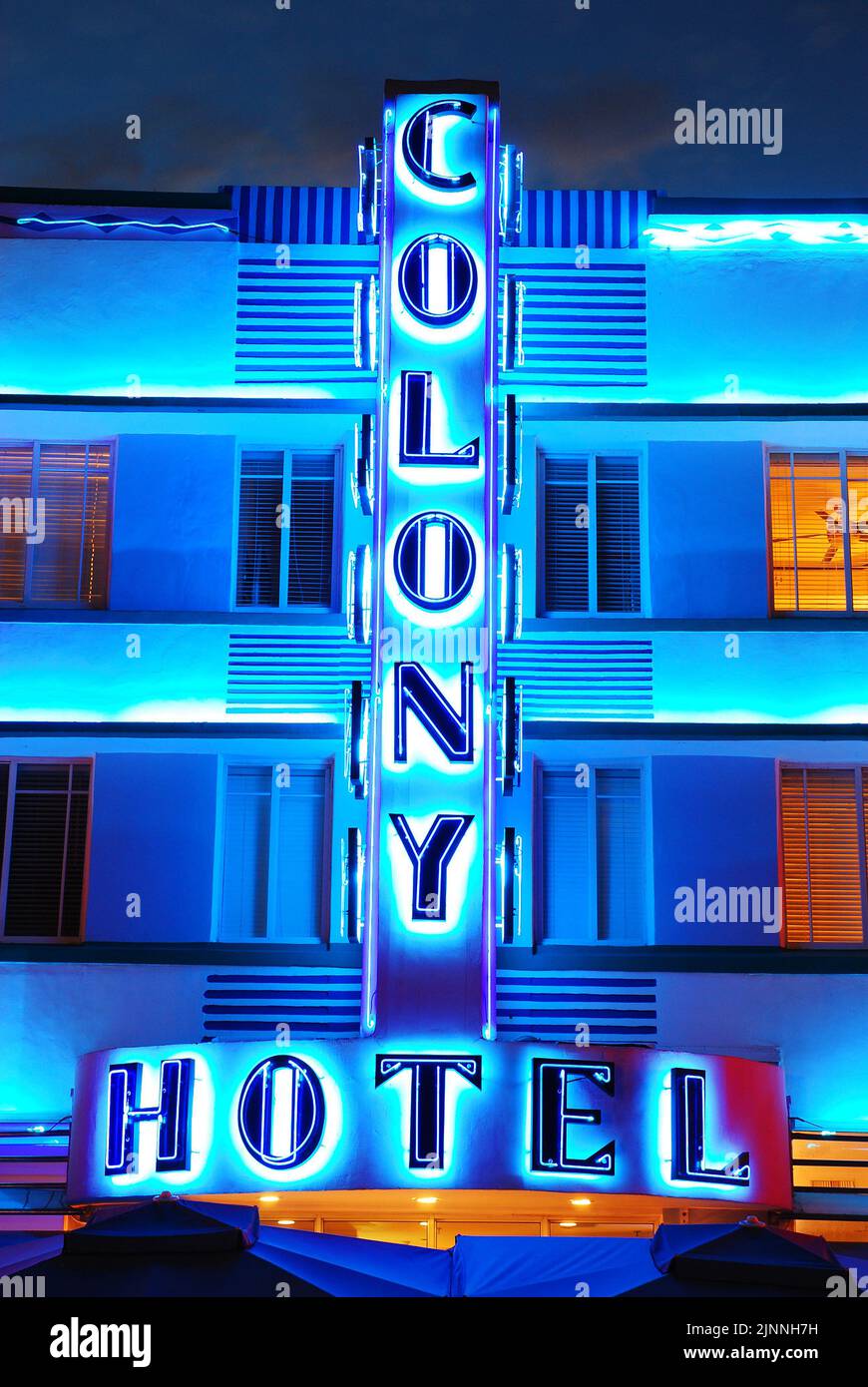 Neonlichter des Art déco Colony Hotels in Miami Beach, Florida, machen das luxuriöse Inn zu einem bekannten Wahrzeichen in der Nähe von South Beach Stockfoto