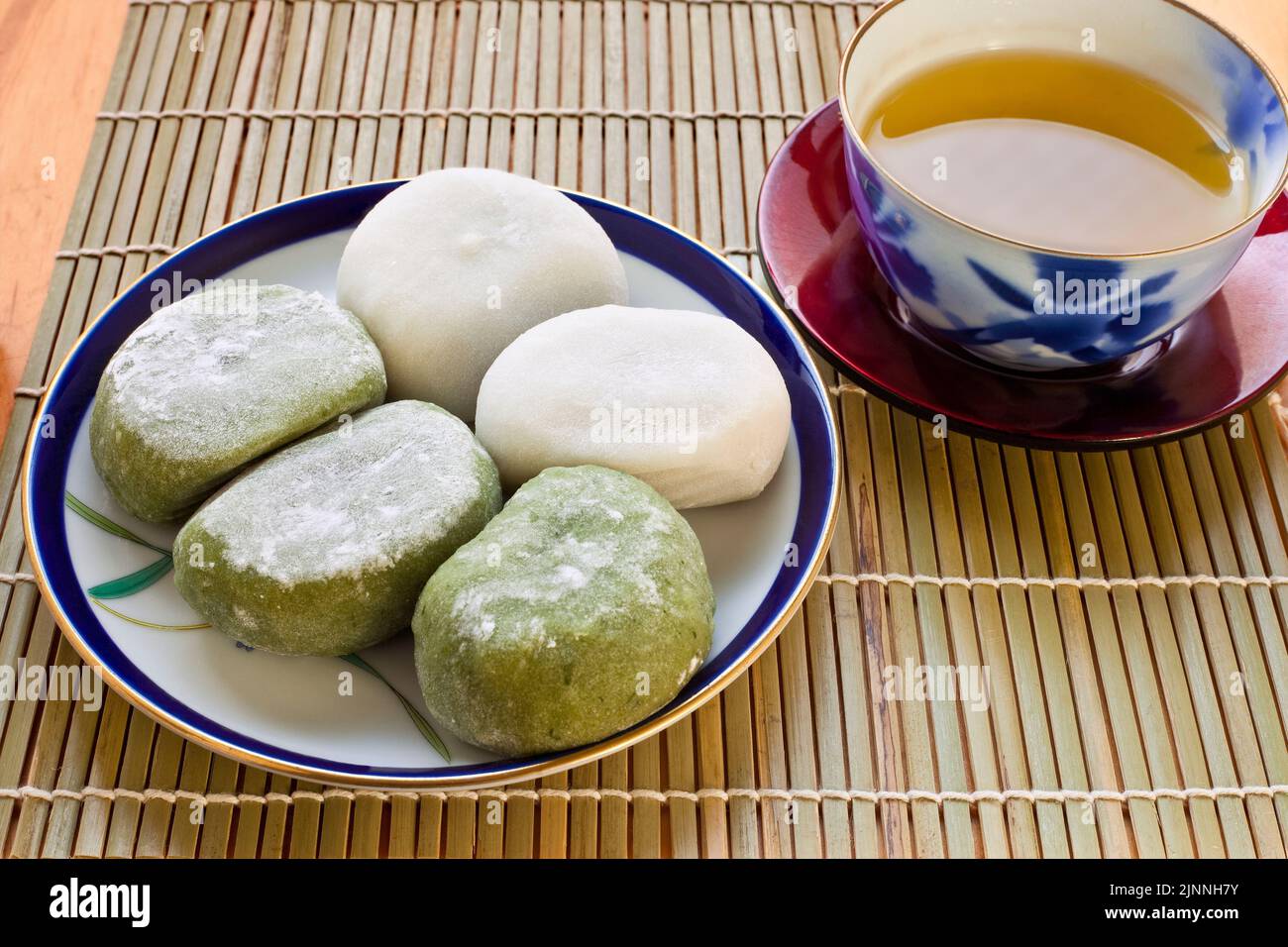 Mochi pounded Reis gefüllt mit süßen Bohnen Tee Tokyo Japan Stockfoto