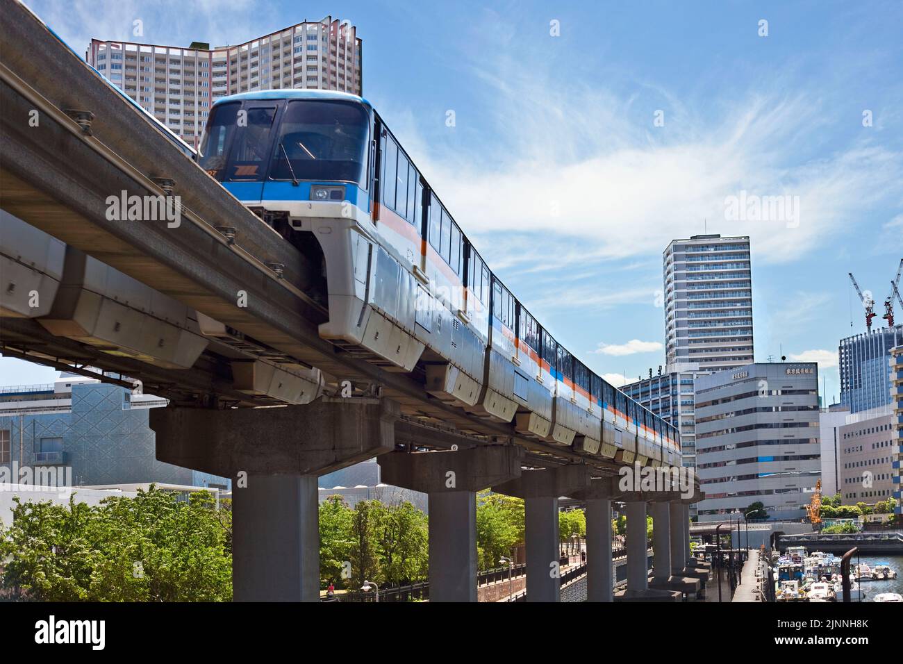 Eine Einschienenbahn zum und vom Flughafen Haneda in Tokio, Japan Stockfoto