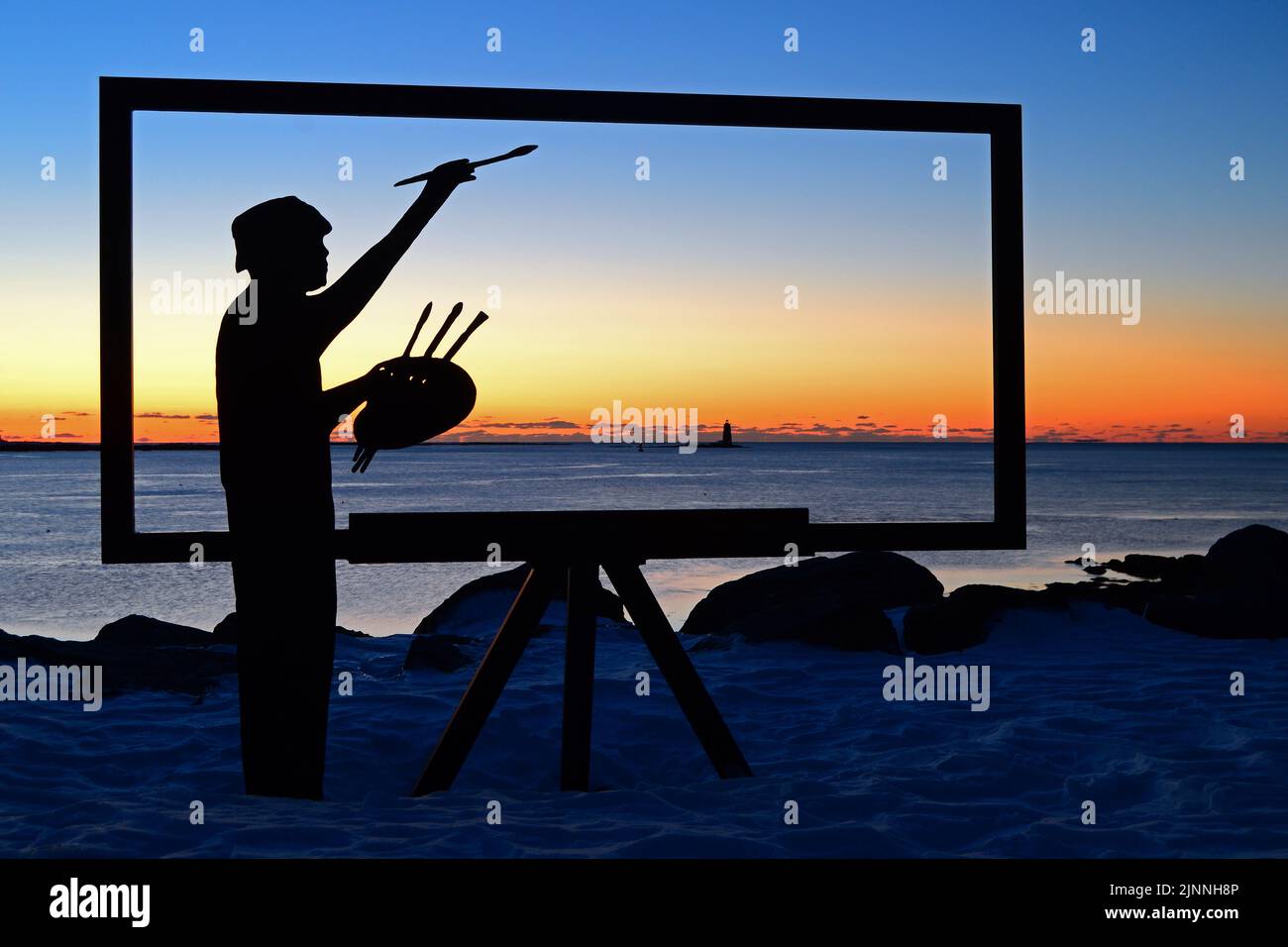 Die Kunstskulptur Beauty is the Common Nenner Skulptur in New Castle New Hampshire zeigt einen Künstler, der die Naturszene in New Hampshire malt Stockfoto