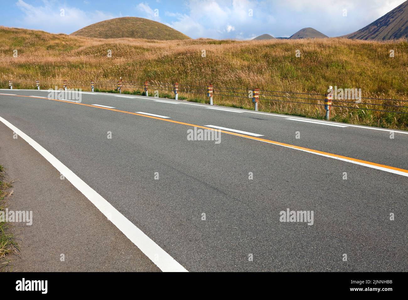 Bergstraße in der Nähe von Mt. Aso in Kumamoto, Japan Stockfoto