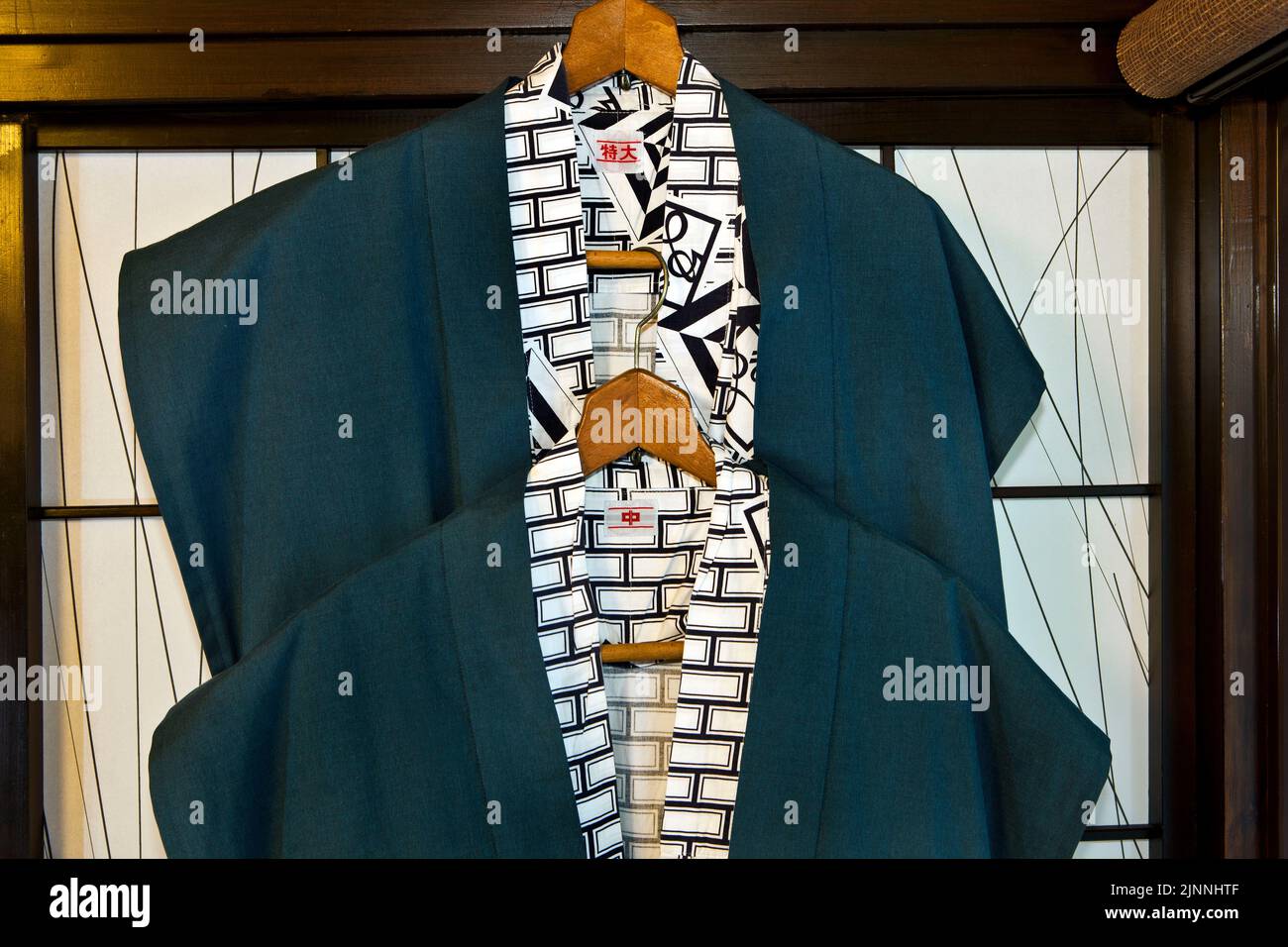 Yukata-Gewand und Haori-Jacke hängen im traditionellen Onsen-Resort, Shizuoka, Japan Stockfoto