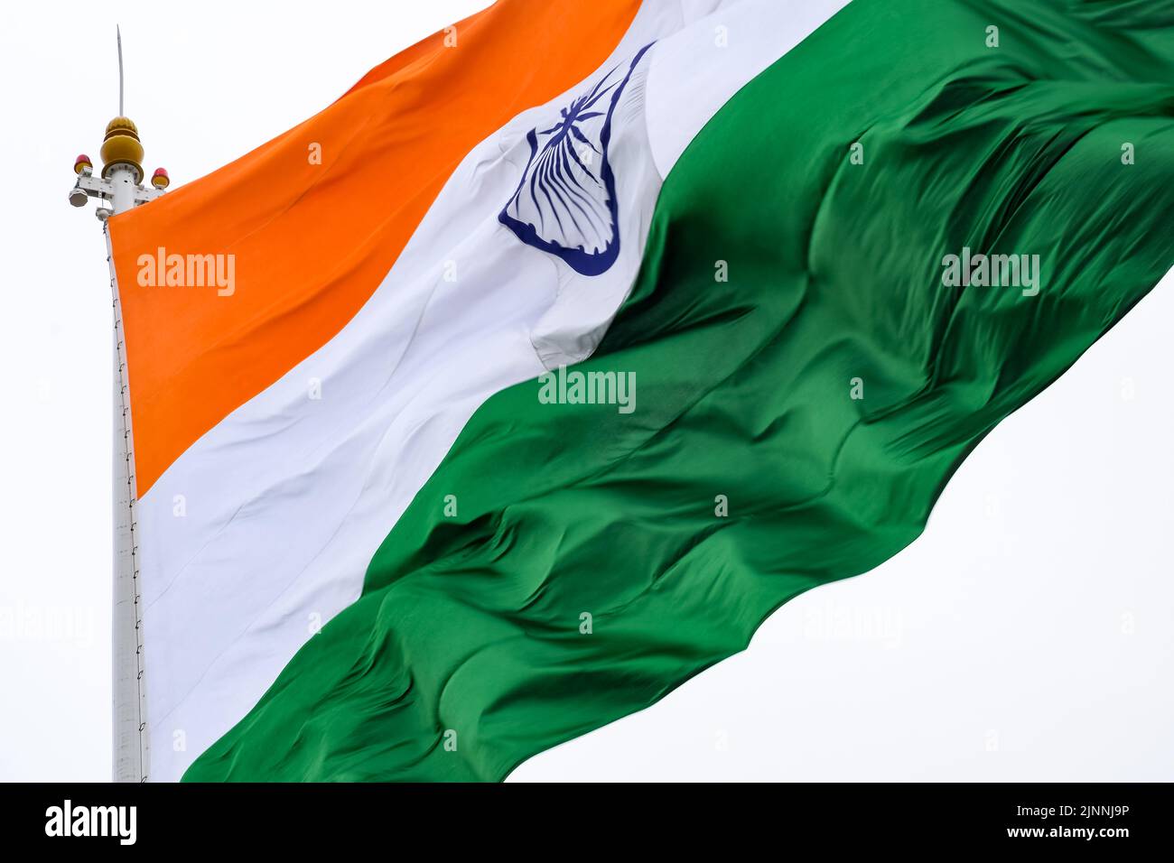 Die indische Flagge fliegt hoch am Connaught Place mit Stolz am blauen