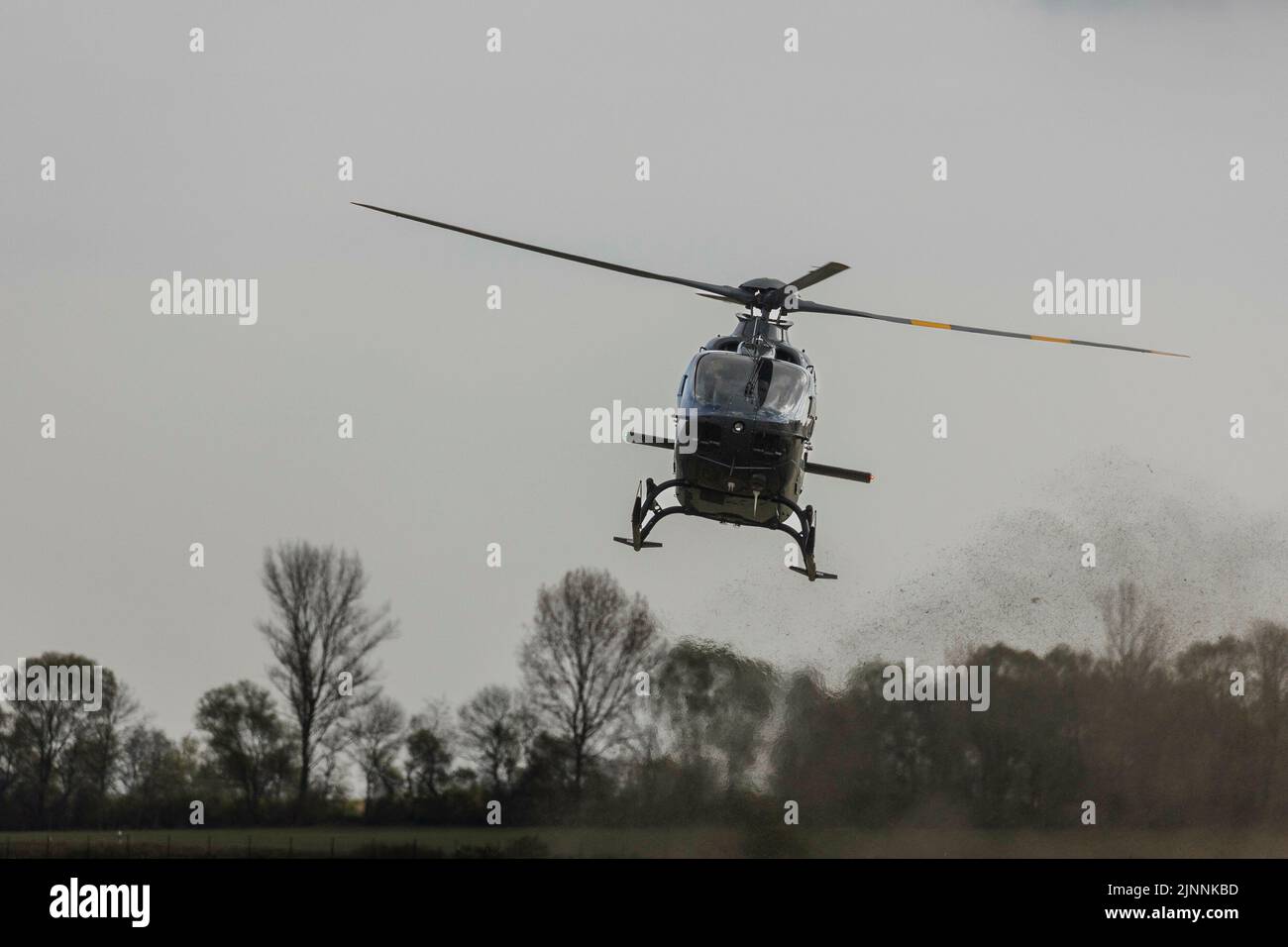 Ein Hubschrauber der Bundeswehr Airbus Helicopters H135, fotografiert im Rahmen der Bundeswehr-Übung „schneller Adler“ in Barth, 5. Mai 2022. Die Übung „schneller Adler“ simuliert eine Evakuierung deutscher Bürger aus einem fiktiven Krisenland innerhalb kurzer Zeit. Stockfoto