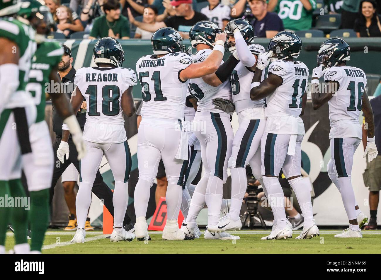 Philadelphia, PA, USA. 12. August 2022. Philadelphia Eagles Tight End DALLAS GOEDERT (88) feiert mit seinen Teamkollegen, nachdem er während eines Vorsaison-Spiels zwischen den Philadelphia Eagles und den New York Jets am Freitag, den 12. August 2022, im Lincoln Financial Field in Philadelphia, PA, einen Ouchdown erzielt hatte. (Bild: © Saquan Stimpson/ZUMA Press Wire) Bild: ZUMA Press, Inc./Alamy Live News Stockfoto