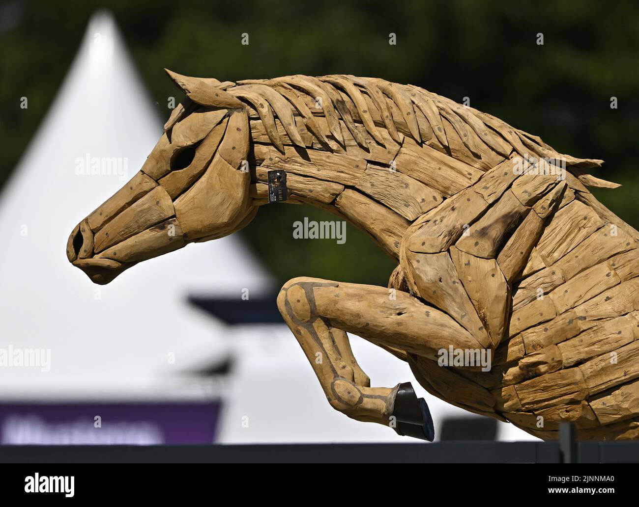 Herning, Dänemark. 12. August 2022. Weltreiterspiele. Eine hölzerne Pferdekunstinstallation von AM-ART sieht so aus, als würde sie während der CSI3* - Medium Tour einen Zaun springen. Kredit: Sport In Bildern/Alamy Live Nachrichten Stockfoto