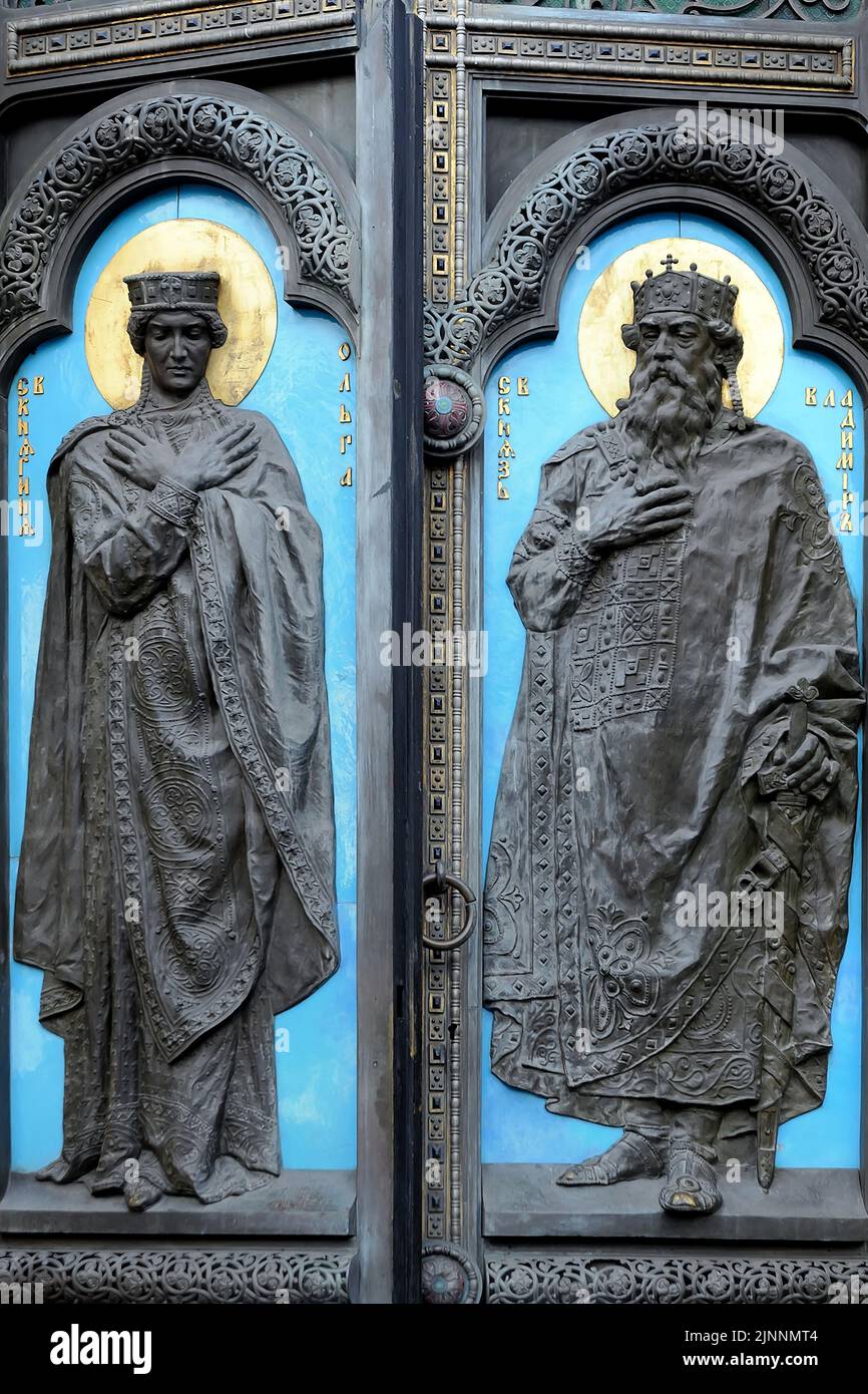 Relief von Olga und Volodymyr an den Toren der St. Volodymyr-Kathedrale in Kiew Ukraine. Text bedeutet Olga von Kiew pro links und St. Prince Volodymyr pro rechts Stockfoto