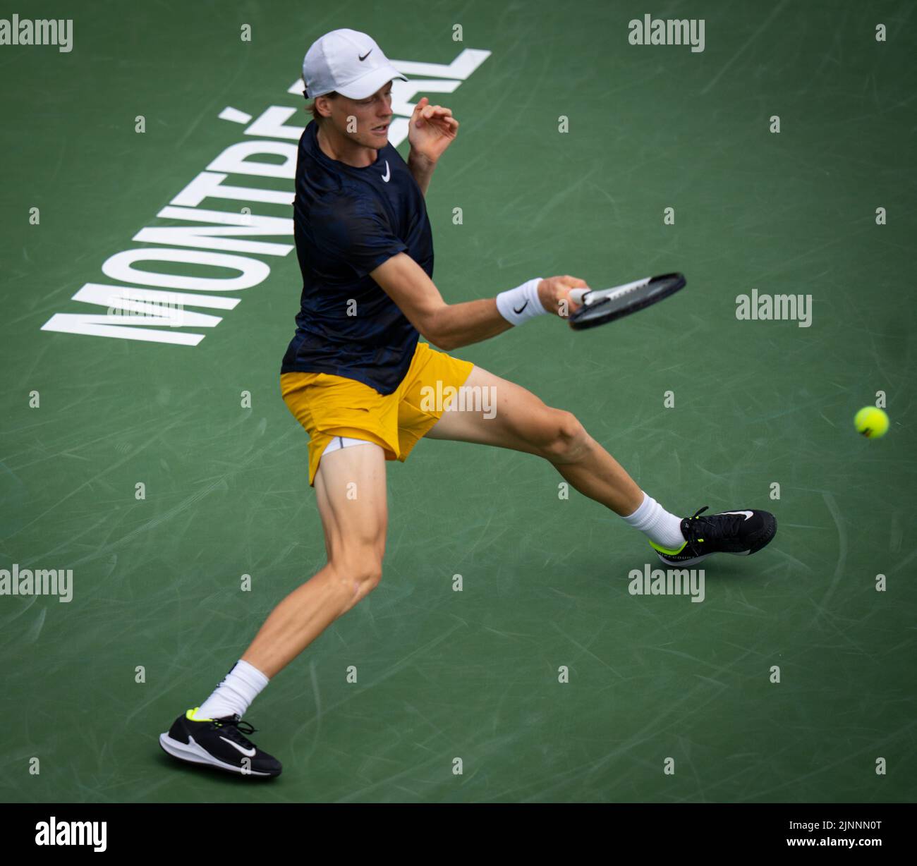 Der Italiener Jannik SINNER trifft einen Schuss während der National Bank Open am 10. August 2022 im Stade IGA in Montreal, Kanada. Montreal, Quebec, Kanada 10. August 2022. Kredit: Mathieu Belanger/AFLO/Alamy Live Nachrichten Stockfoto