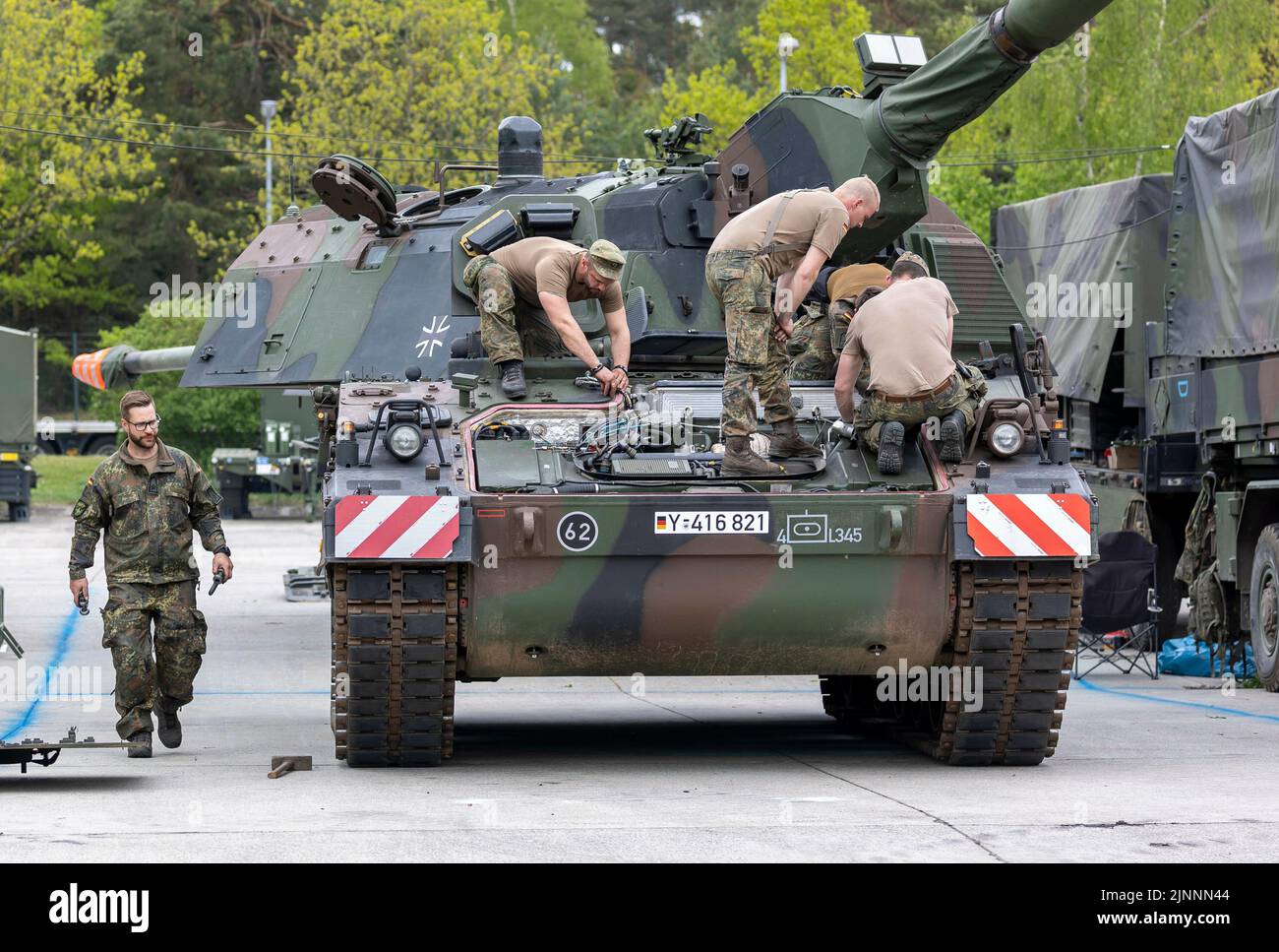 Münster, Deutschland. 10.. Mai 2022. Panzerhaubitze 2000 der Bundeswehr wird repariert. 2023 wird Deutschland mit der Panzergrenadierbrigade 37 - Freistaat Sachsen - den führenden Verband für die multinationalen Landeinheiten der NATO Very High Readiness Joint Task Force (VJTF), die NATO-Speerspitze, bilden. Dies ist Teil der NATO Response Force (NRF) 2022-2024, der sogenannten schnellen Eingreiftruppe der NATO. Kredit: dpa/Alamy Live Nachrichten Stockfoto