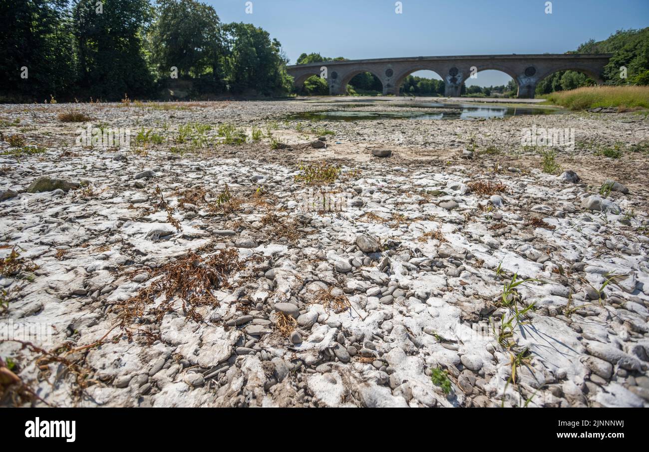 Schottland, Großbritannien. 12. August 2022. 12.. August 2022. River Tweed, Coldstream, die Szene heute an der Coldstream Bridge, über den River Tweed an der Grenze zu Schottland/England. Der Wasserstand im Tweed scheint extrem niedrig zu sein, und die Anwohner sagen, dass sie havenÕt vorher nicht so tief gesehen haben. Das Flussbett ist freigelegt und trockene Risse sind zu sehen, Unkraut und Blumen Boden verbrannt werden. In den kleinen Wasserbecken, die stagnieren, mit Algen in ihnen. Bild Phil Wilkinson Kredit: phil wilkinson/Alamy Live Nachrichten Stockfoto