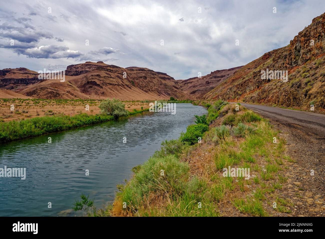 Die Owyhee River Road verläuft entlang des Flusses, im Osten von Oregon, USA Stockfoto