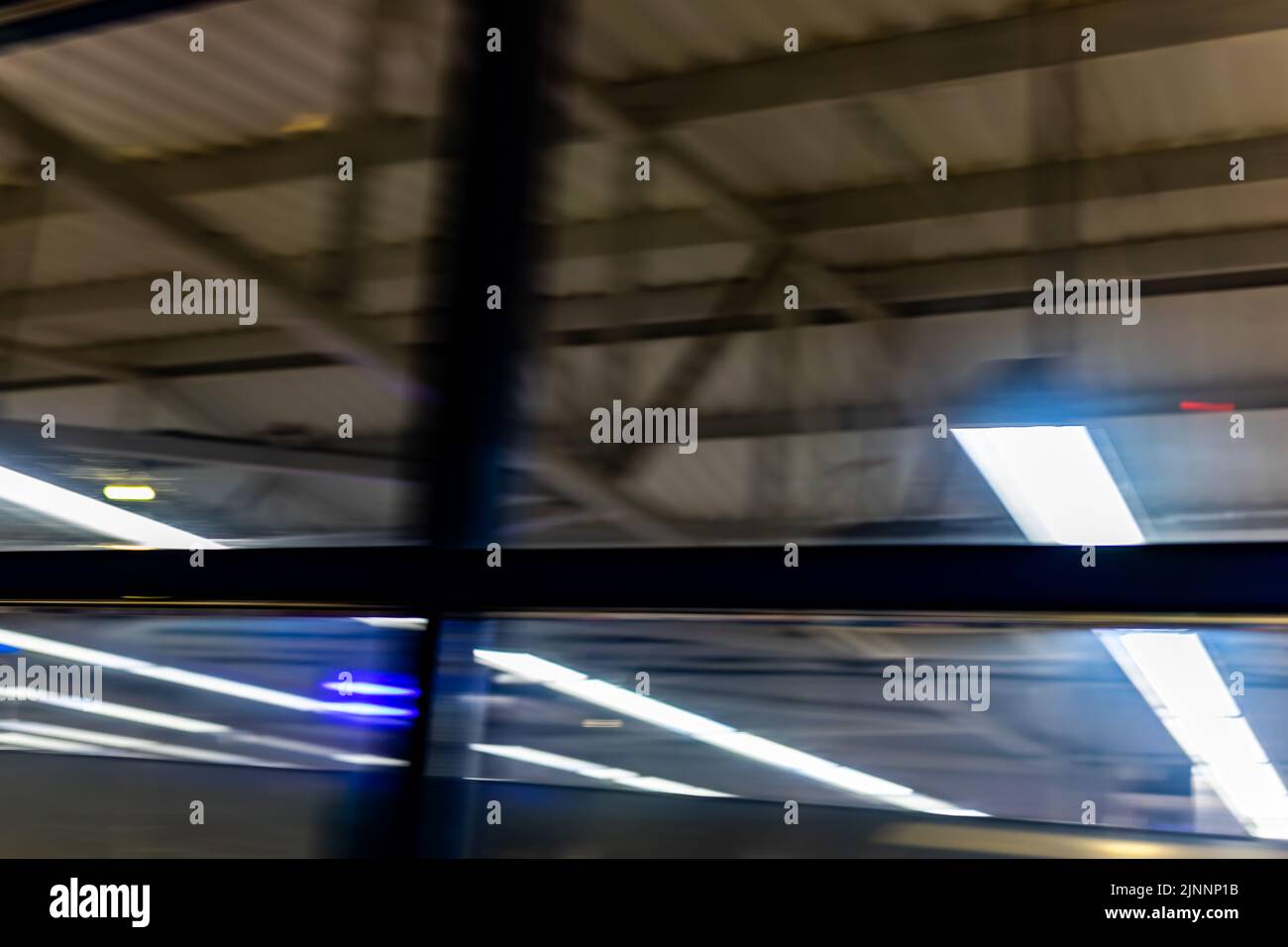 Moderner LED-Strahler für die Innenbeleuchtung. Das Konzept der Erhaltung der Elektrizität, Beleuchtung Stockfoto
