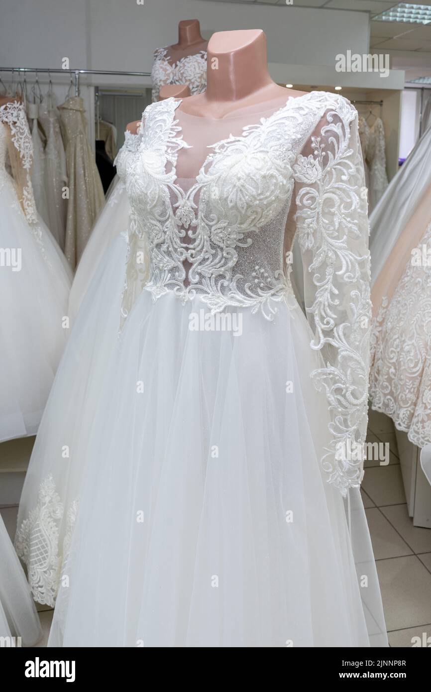 Weiße Hochzeitskleider in einer Brautboutique Stockfoto