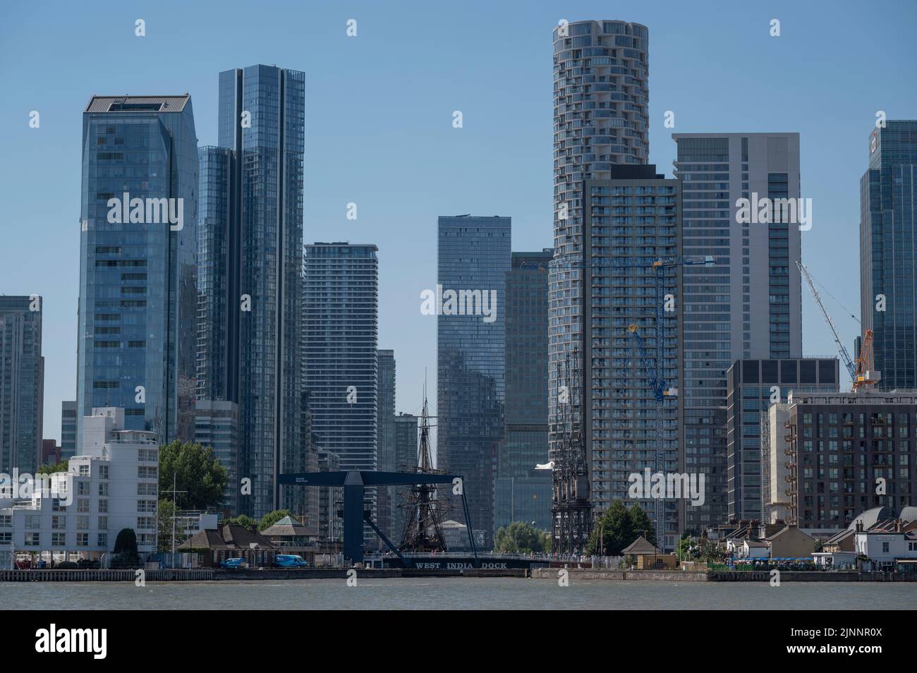 Canary Wharf, London, Großbritannien. 12. August 2022. Replik Segelschiff aus dem 18.. Jahrhundert die Göteborg von Schweden verlässt London und passiert die Wolkenkratzer von Canary Wharf Stockfoto