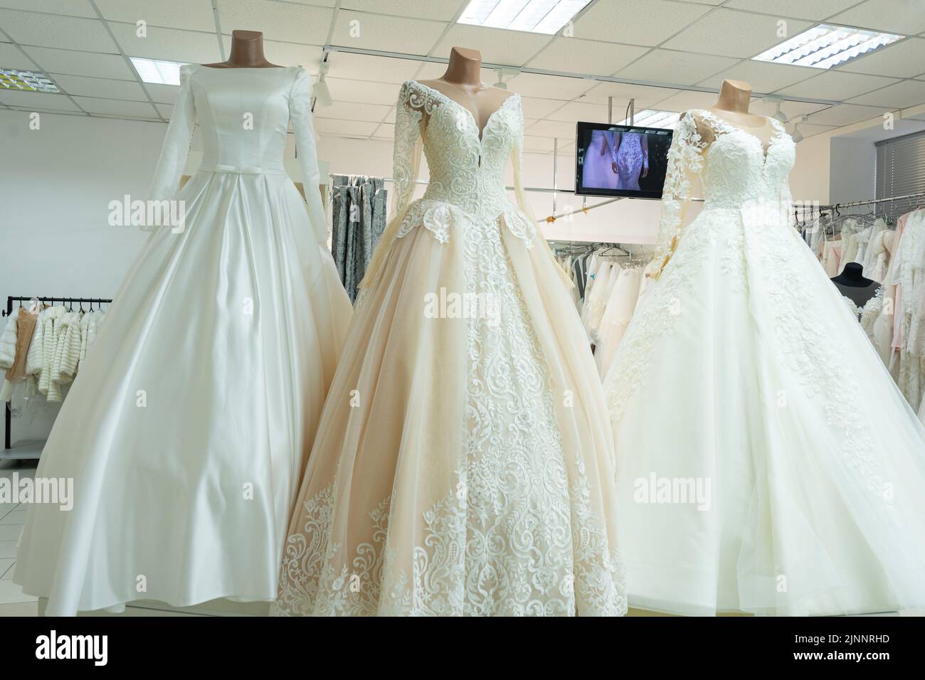 Drei schicke Brautkleider auf Schaufensterpuppen. Drei verschiedene Modelle von schönen Brautkleider Stockfoto